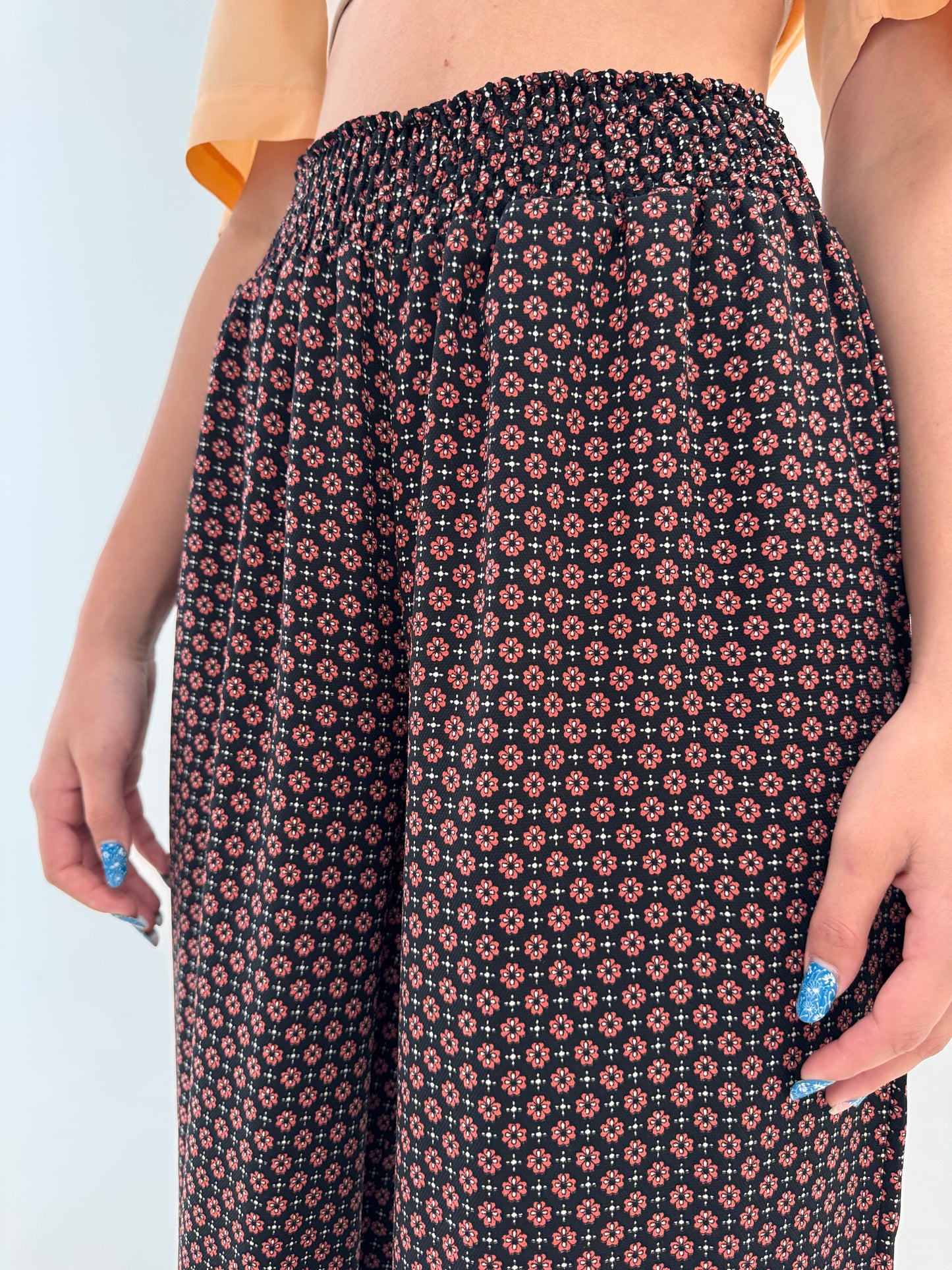 Pantaloni palazzo negri vaporoși cu print coral red și talie ultra înaltă elastică