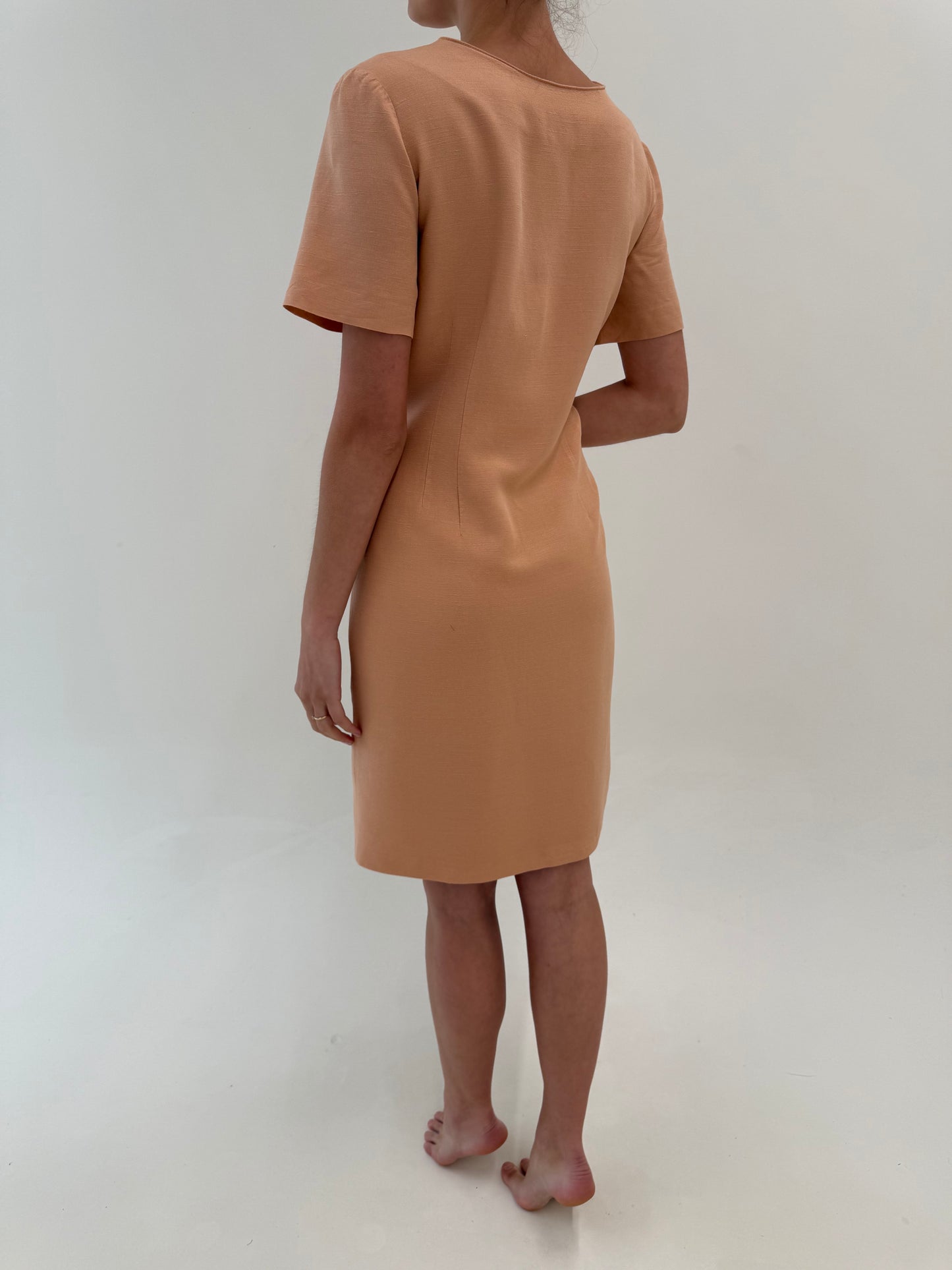Rochie vintage nude cu nasturi aurii metalici în croi clasic atemporal din pânză de in