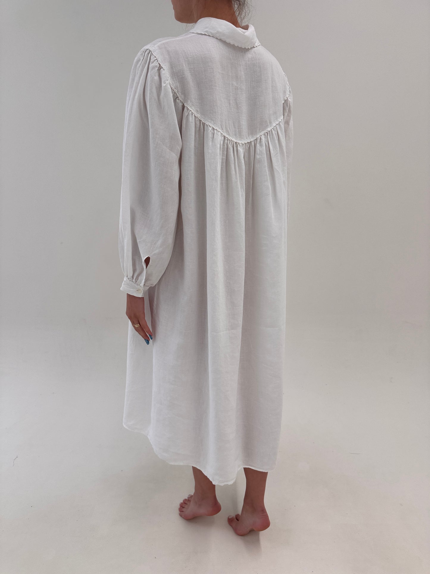 Rochie maxi excepțională cu broderie manuală în croi super drapat din in fin