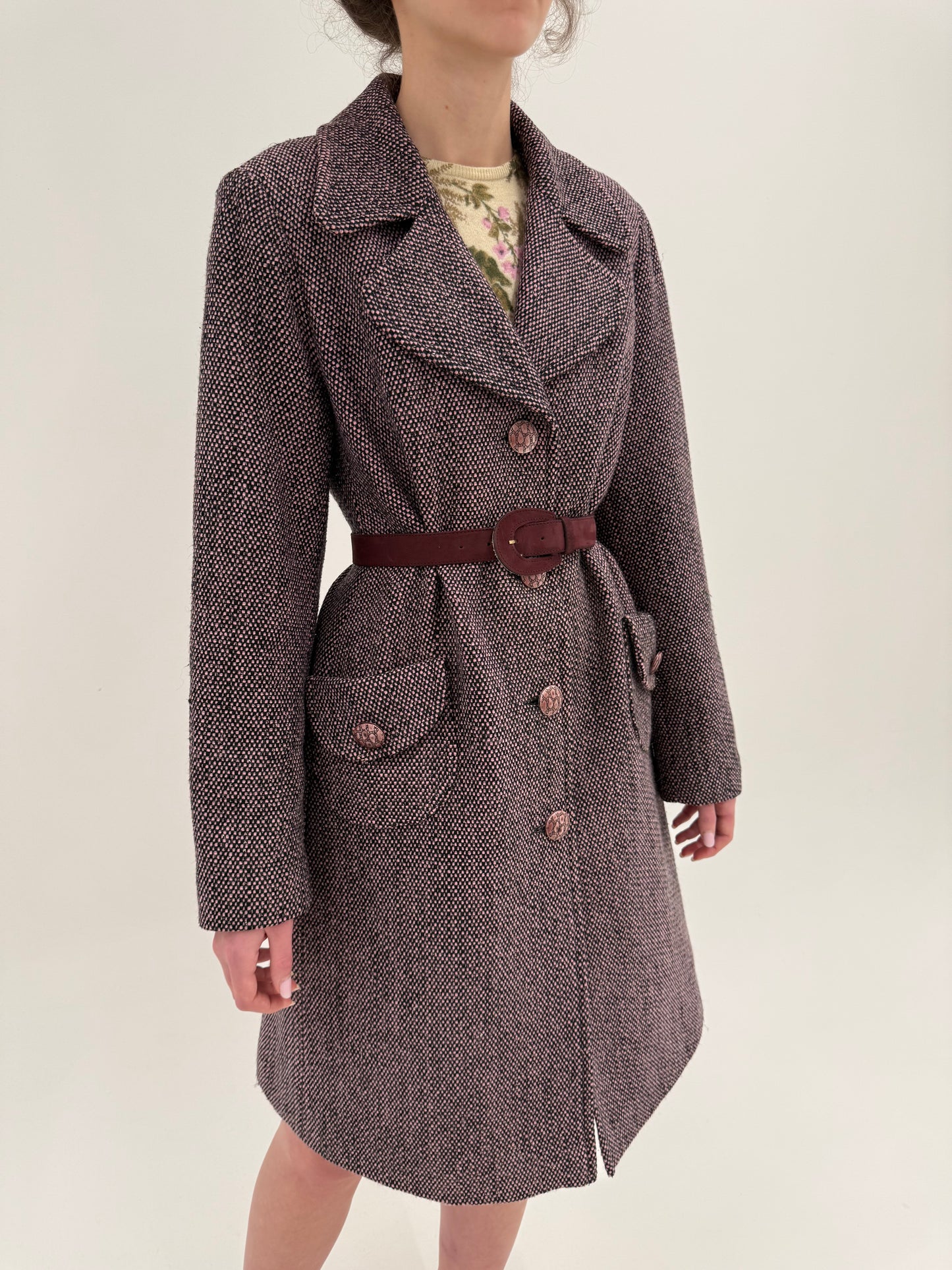 Palton din tweed roz pudrat cu negru și revere late în croi ușor cambrat