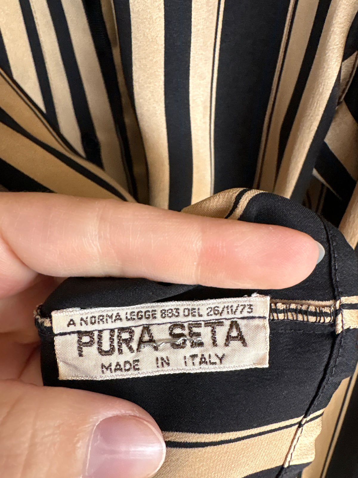 Cămașa muted gold din mătase naturală plina ușor satinata cu dungi negre