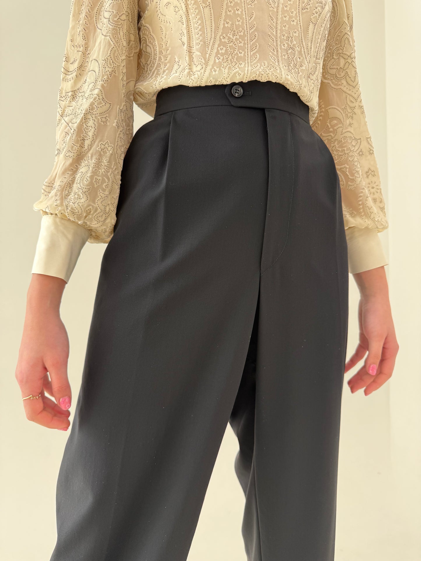 Costum luxury vintage Pierre Cardin cu revere satinate din lanita subțire