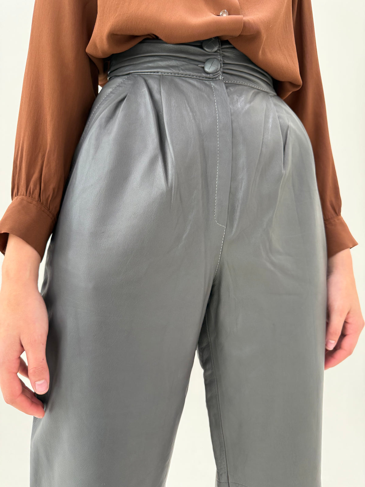 Pantaloni vintage din piele naturală steel gray cu talie extrem de înaltă și pense