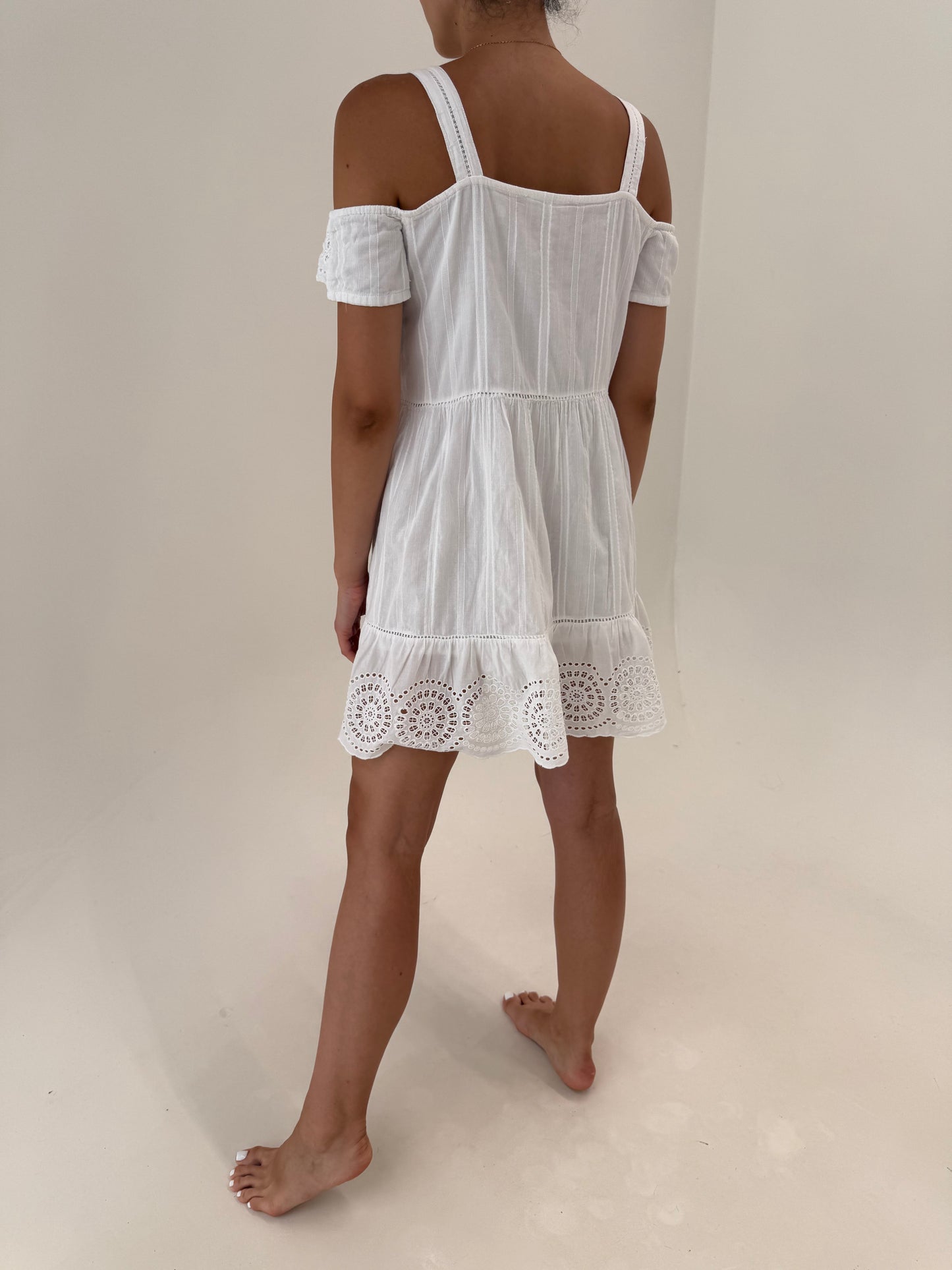 Rochie cu broderie anglaise din cea mai fină pânză de bumbac cu talie marcată