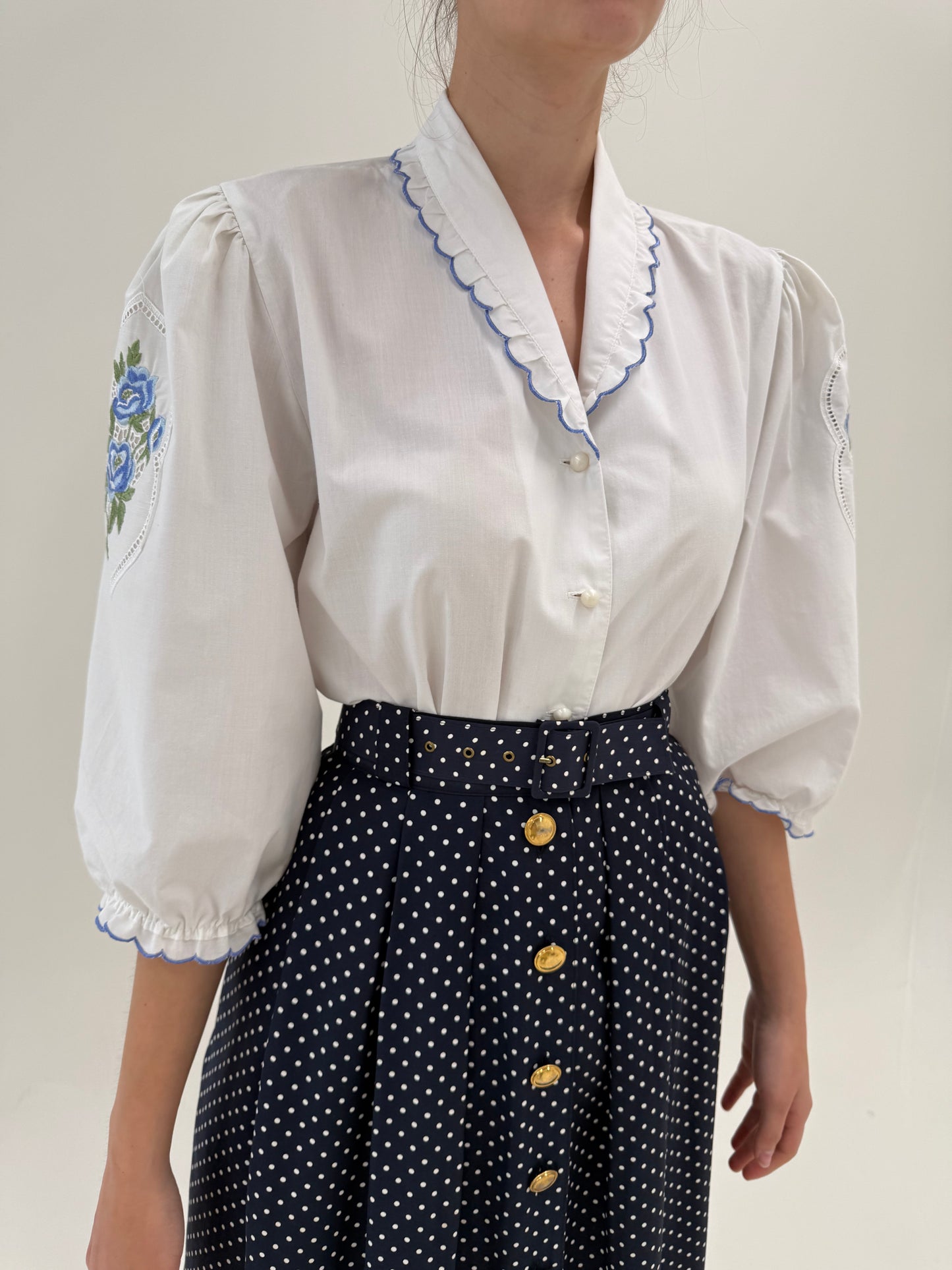 Cămașa vintage din pânză cu broderie superba baby Blue și mâneci bufante