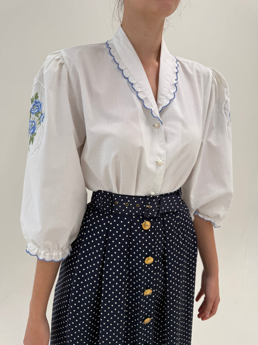 Cămașa vintage din pânză cu broderie superba baby Blue și mâneci bufante