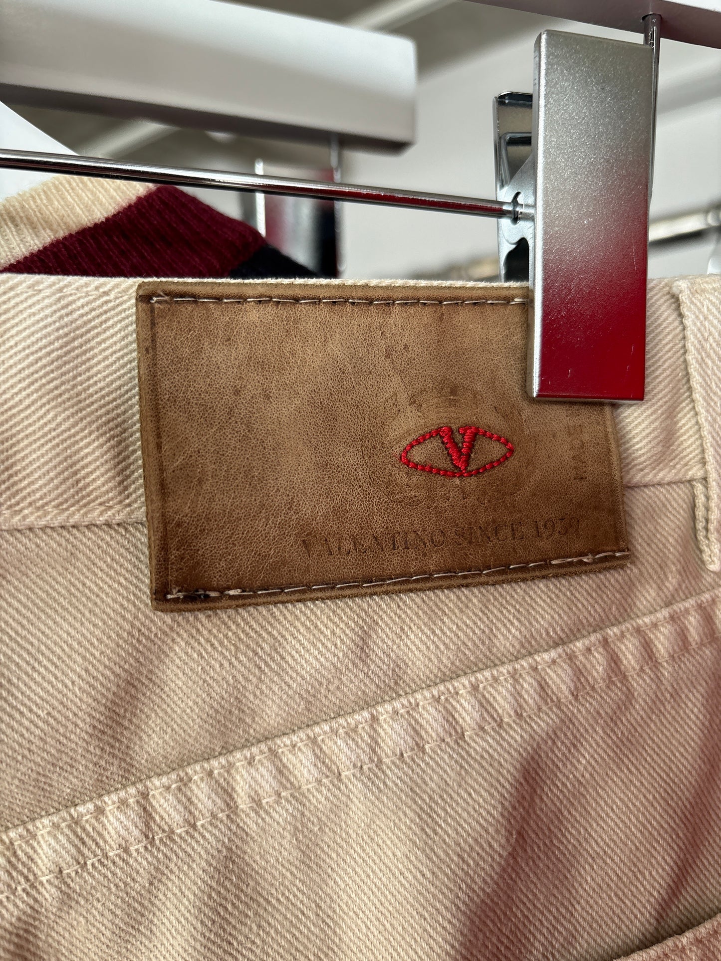 Jeans Valentino vintage luxury nude în croi super revenit în trend