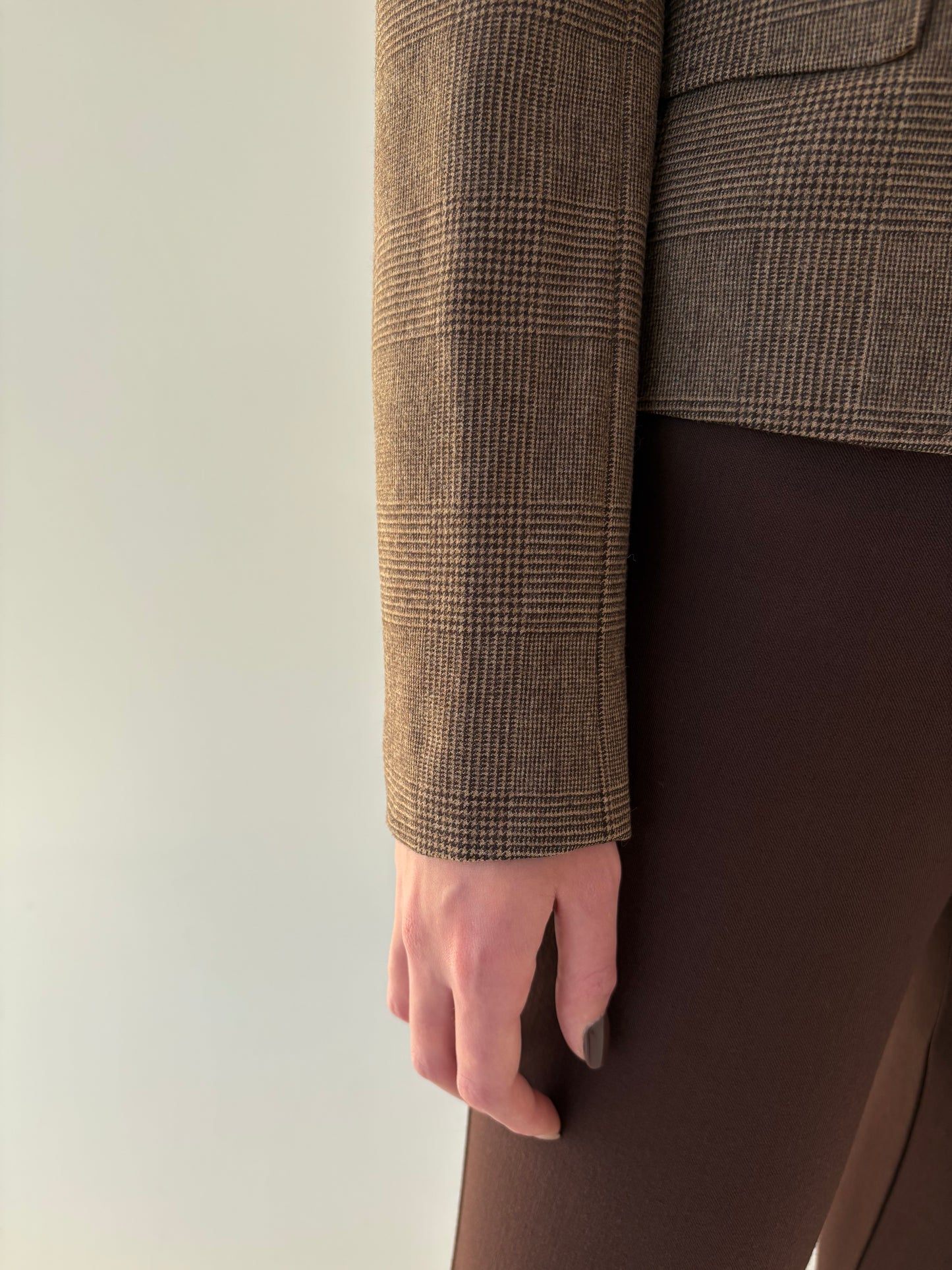 Sacou cambrat chocolate brown în carouri fine camel din lana extrafina