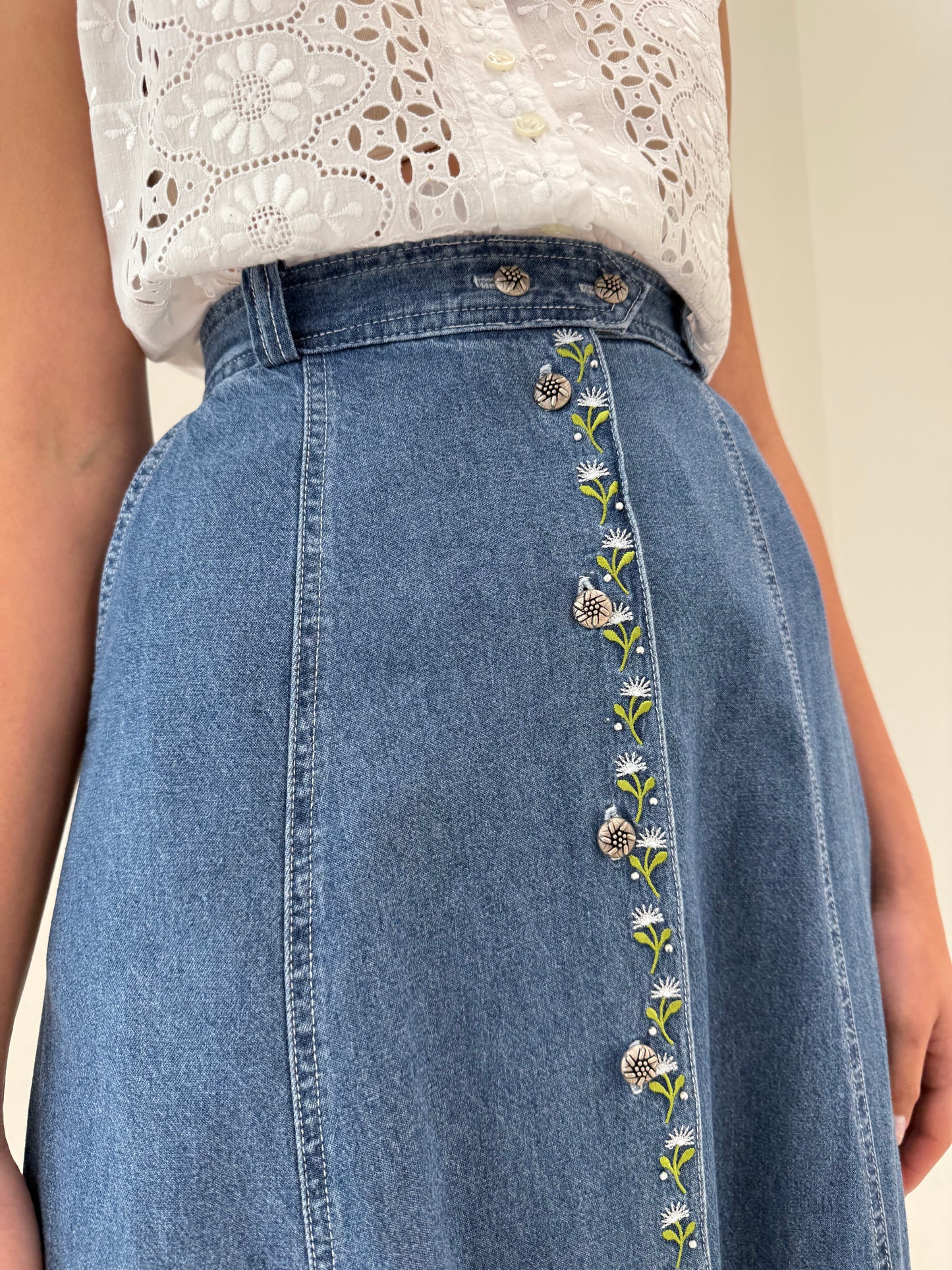 Fustă maxi în A din jeans moale de vară cu broderie delicată și buzunare