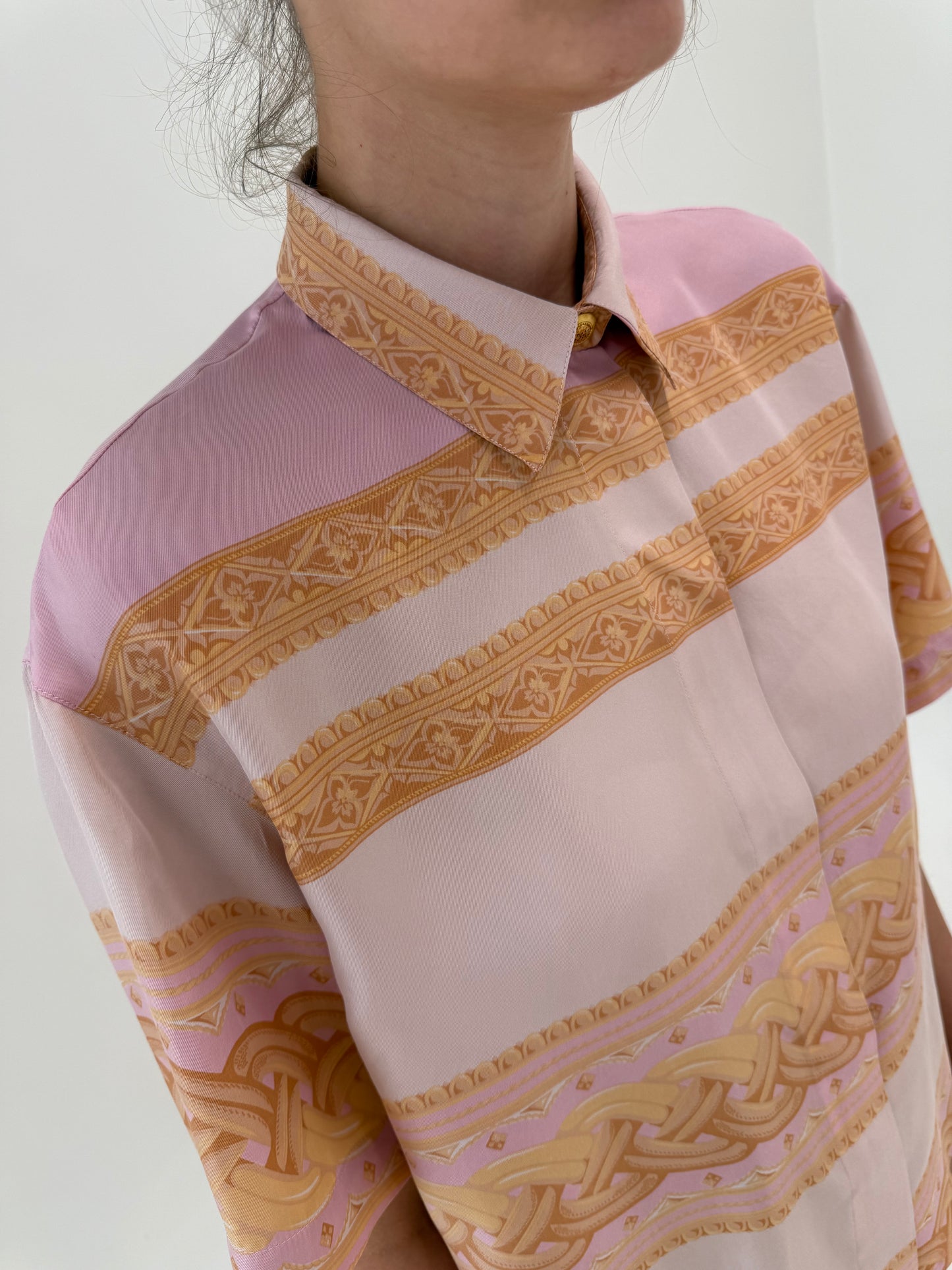 Cămașa italiana din twill de mătase naturală în culori pudrate și print baroc