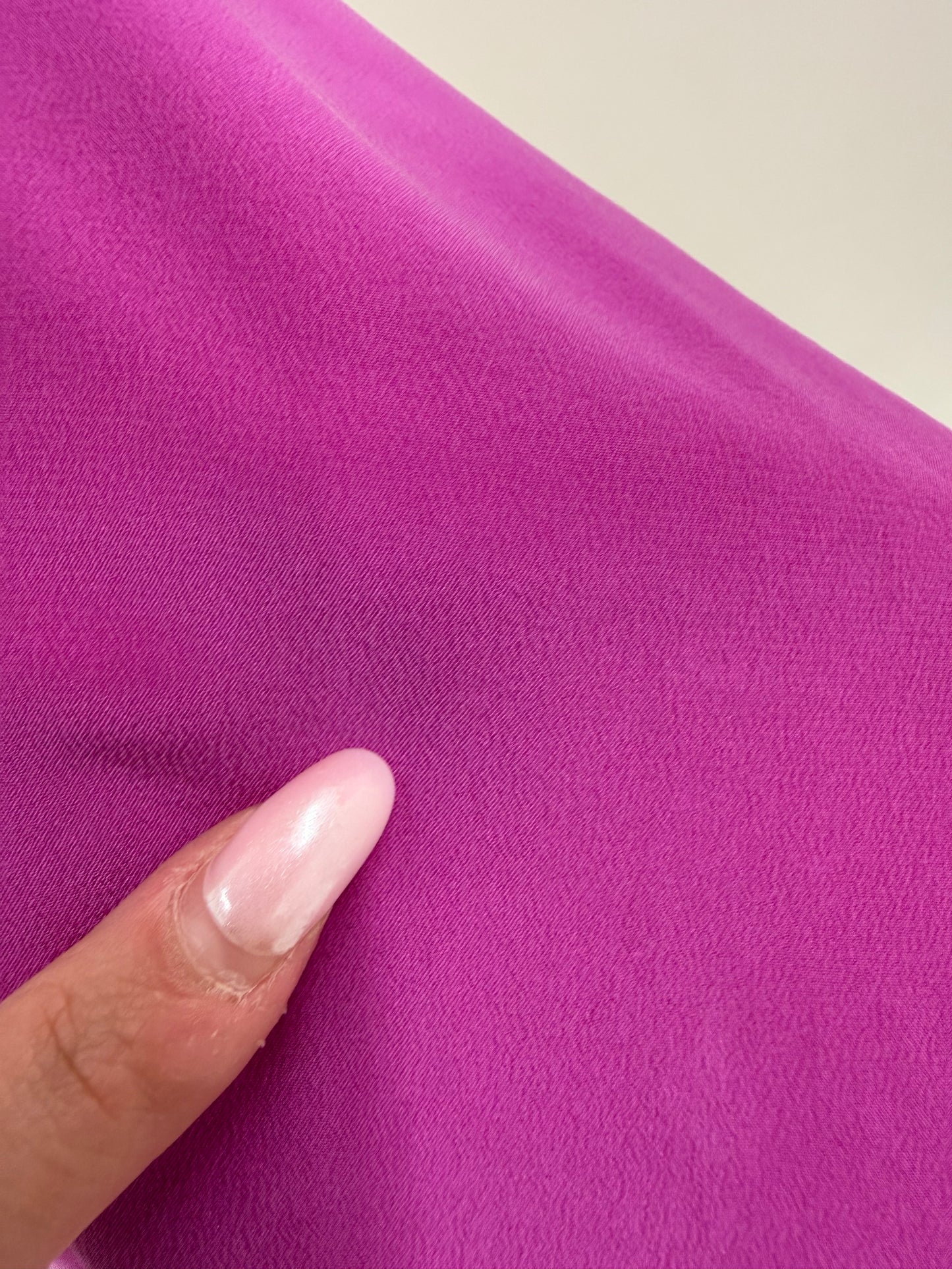 Cămașa magenta din mătase matuala in croi minimalist lejer
