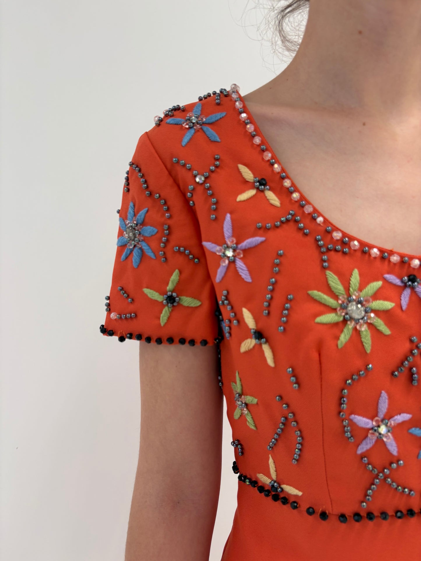 Rochie Old vintage anii 60 de colecție din creppe gros ușor lucios și aplicații manuale