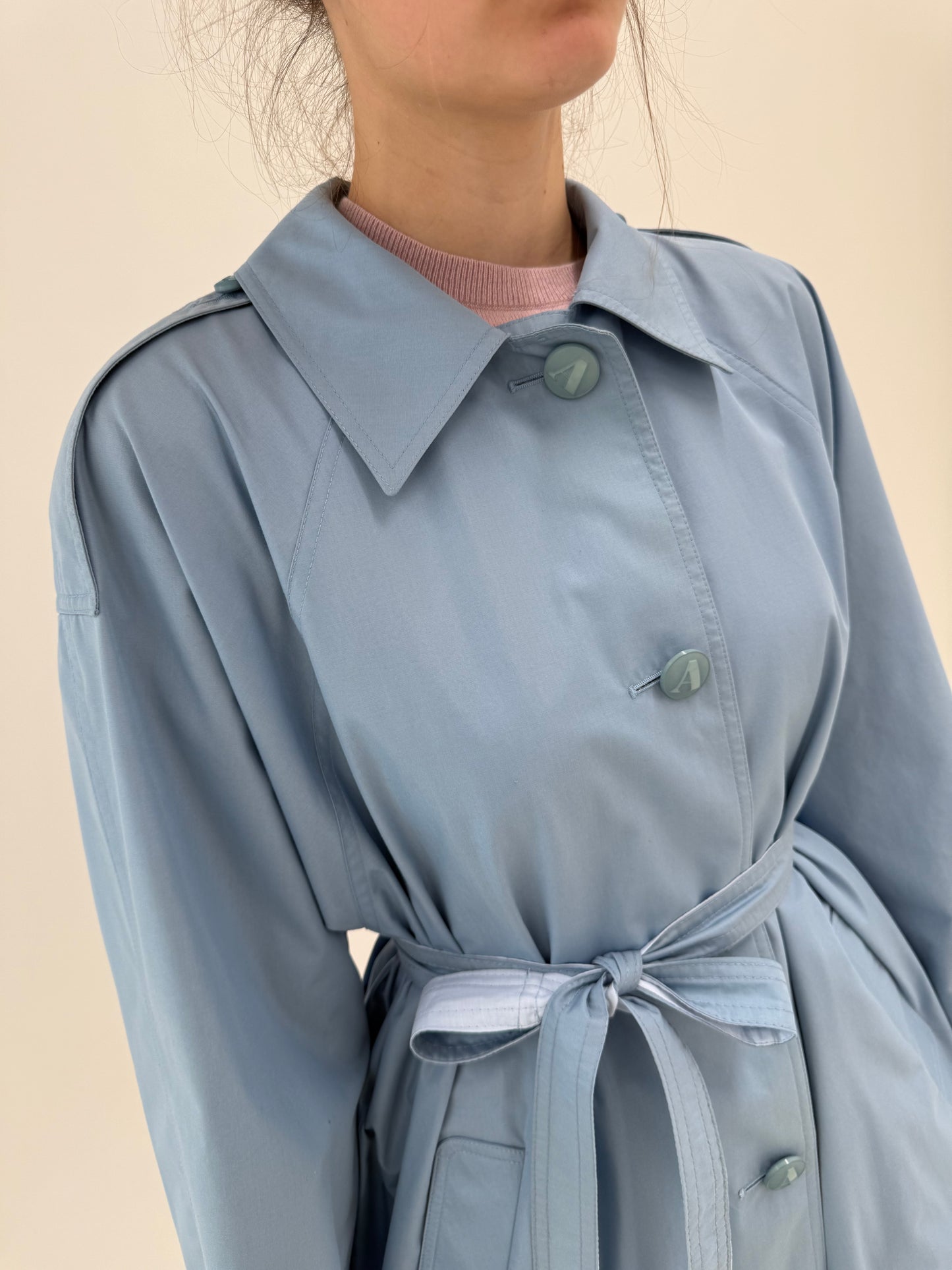 Trench baby blue luxury Aquascutum din gabardină super ușoară impermeabilă