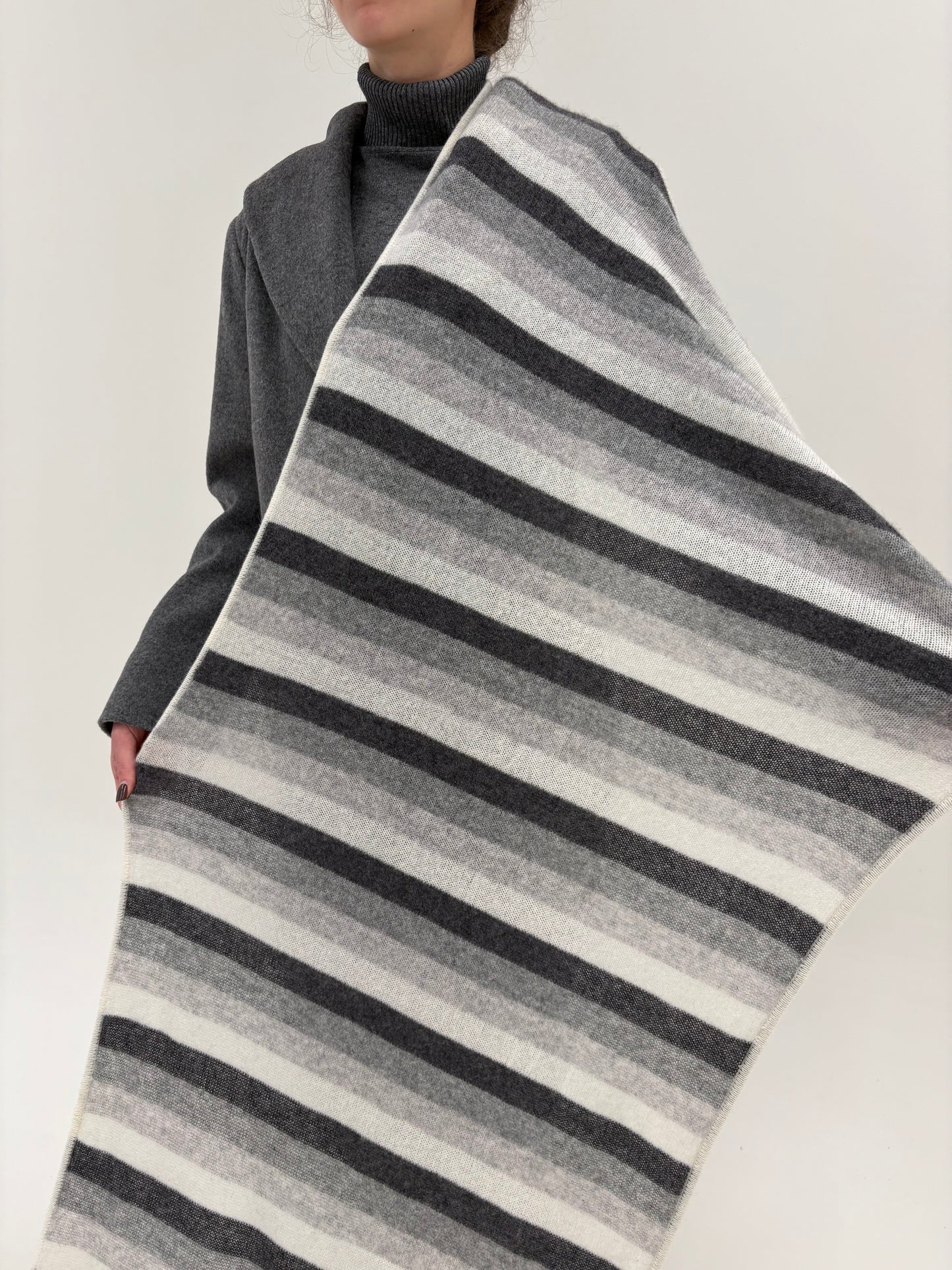 Shawl XXXL din cașmir în dungi și nuanțe de gri