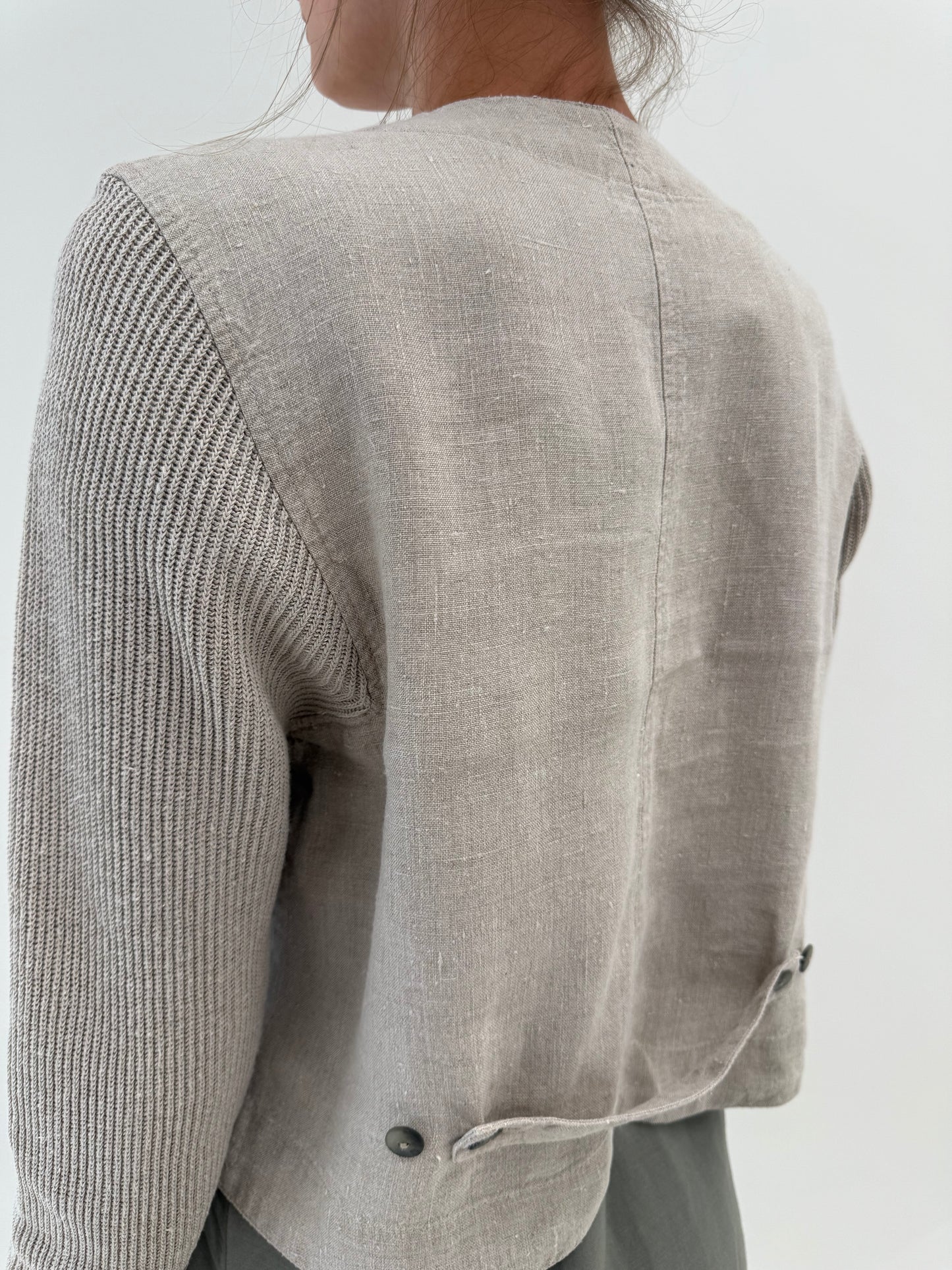 Jacheta tall din pânză de in warm gray în croi minimalist cu mâneci din jerse