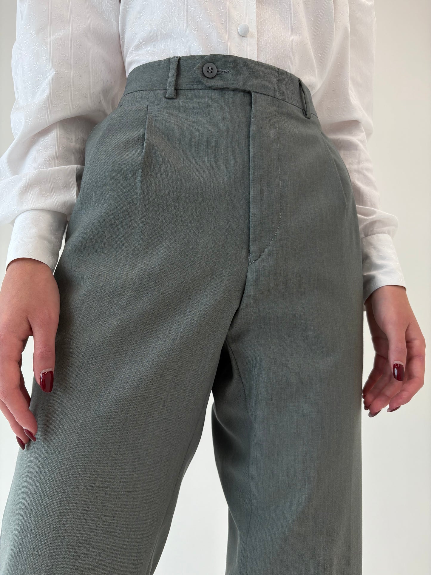 Pantaloni cu pense Sage green din stofă de lana pura extrafina certificată