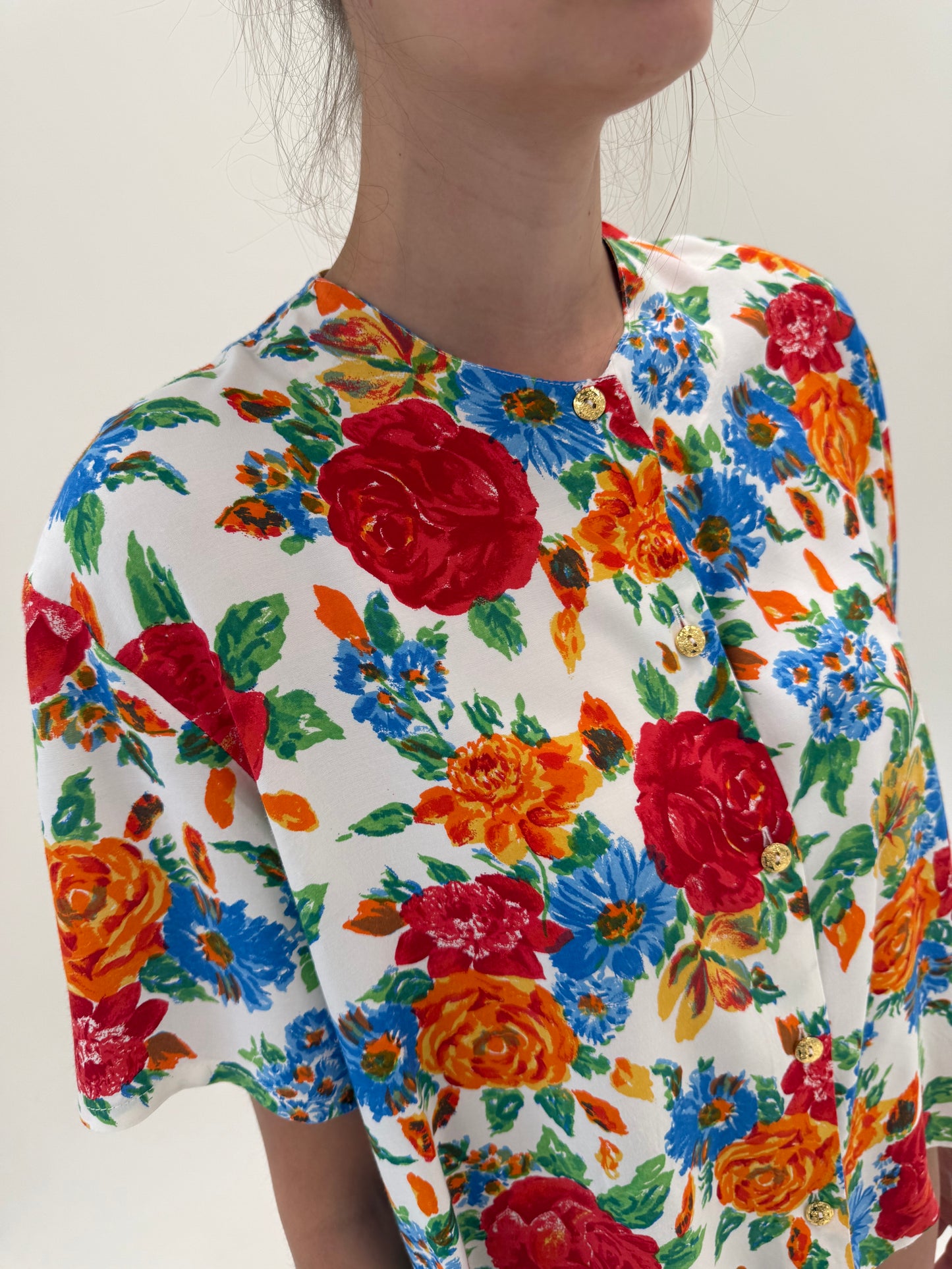 Cămașa vintage cu print floral superb și culori tari în croi minimalist