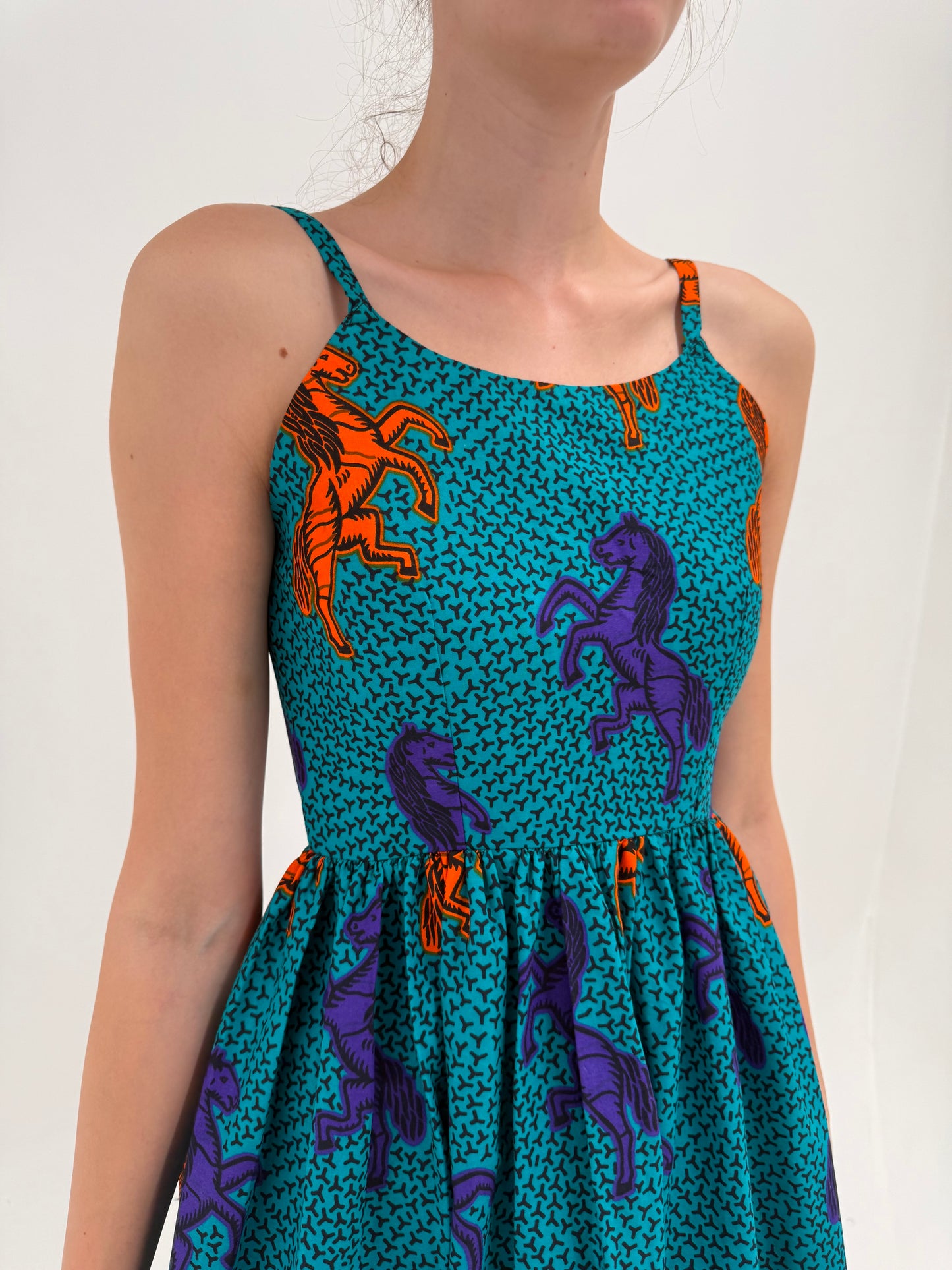 Rochie statement maxi din pânză de bumbac ușor structurată cu print manual