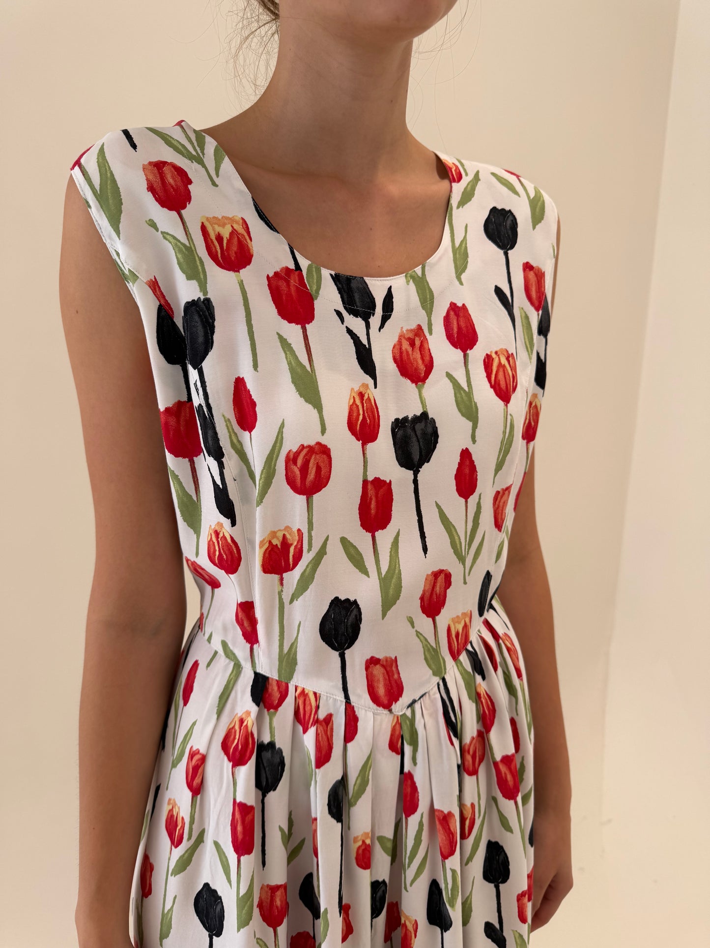 Rochie maxi vintage super vaporoasă cu talie marcată și print cu lalele