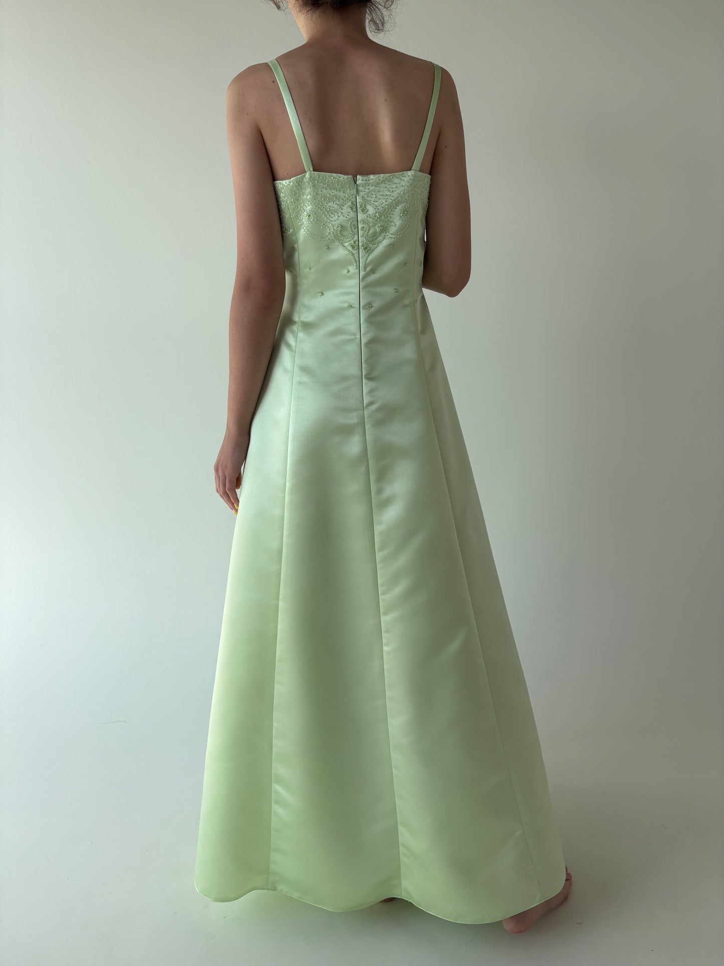 Rochie vintage verde crud cu corset ascuns și aplicații manuale delicate
