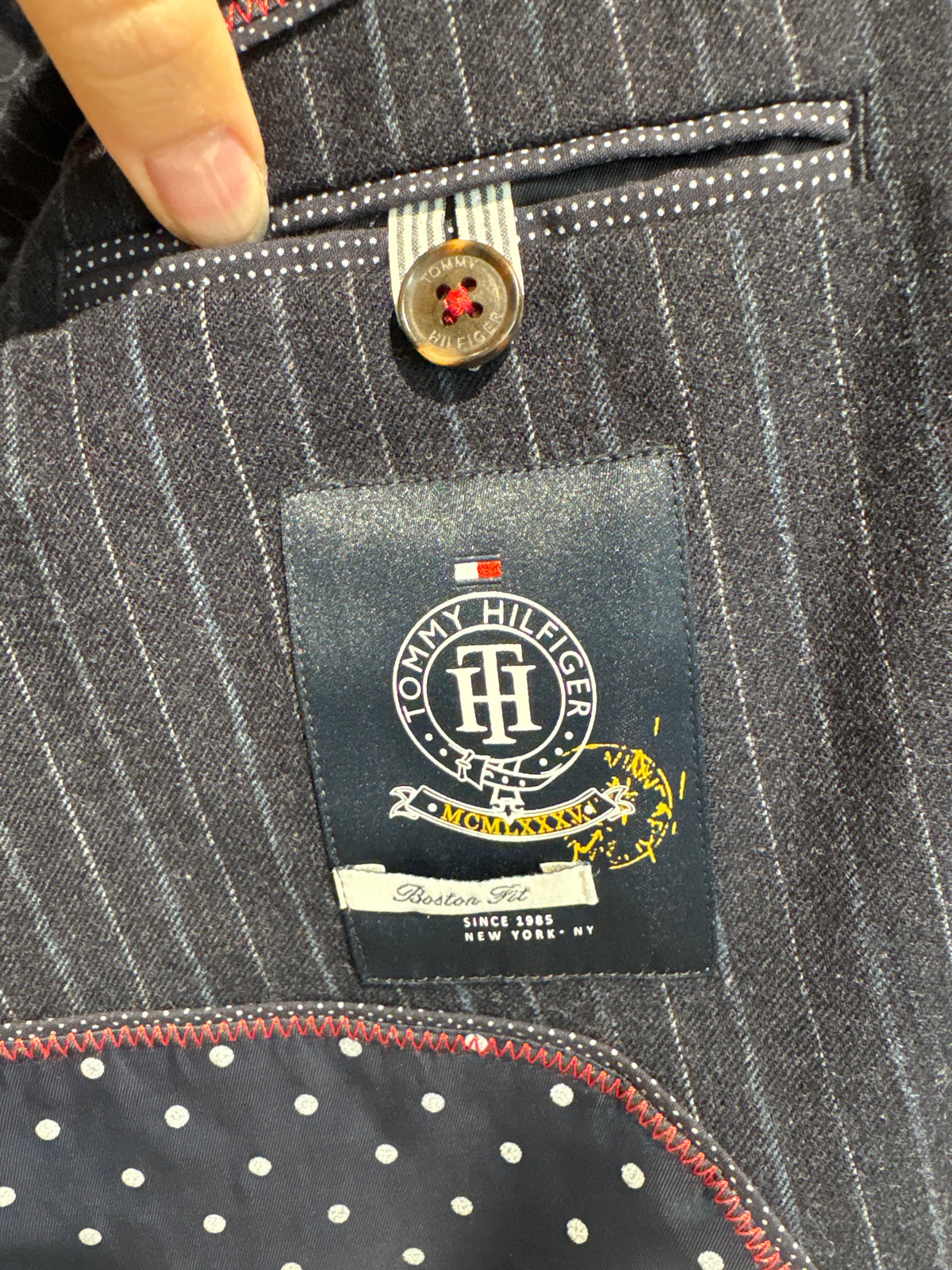 Sacou Tommy Hilfiger din lana extrafina cu dungi fine verticale în croi cambrat