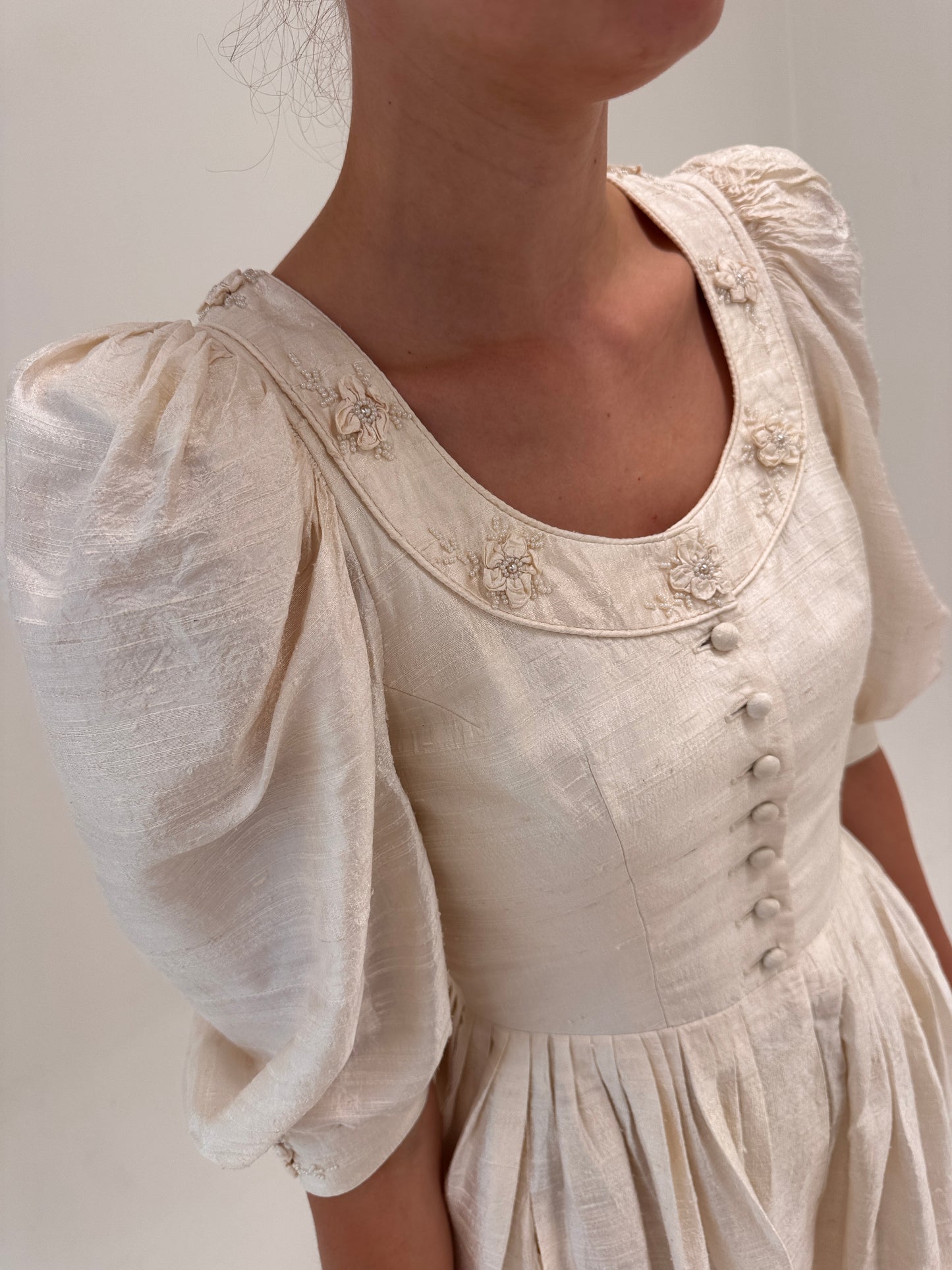 Rochie vintage din mătase naturală cu aplicații manuale 3D și perlute cu corsaj