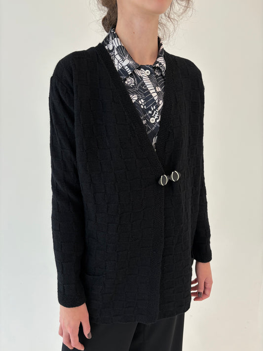 Cardigan negru din lana extrafina plină cu închidere decorativă