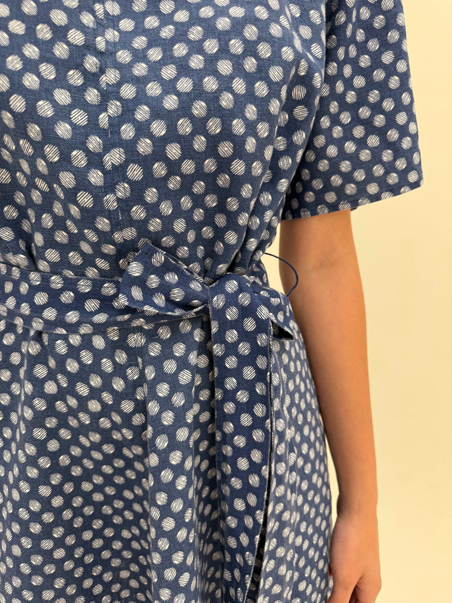 Rochie din pânză premium de in cu talie reglabilă marcată în nuanțe de albastru