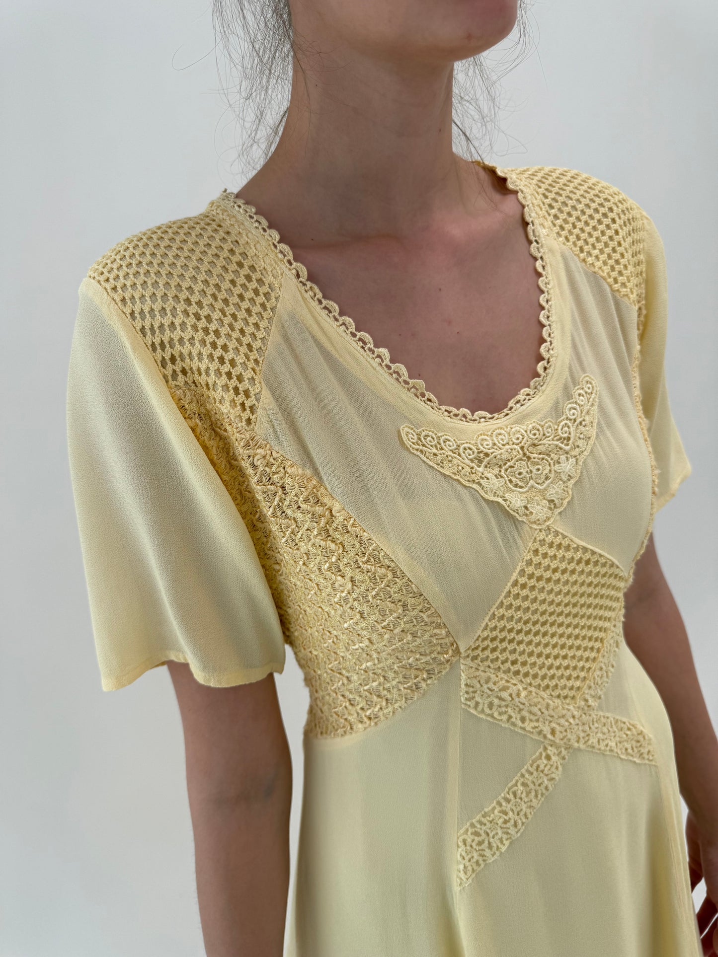 Rochie maxi butter yellow cu inserții de dantelă macrame și talie reglabilă la spate