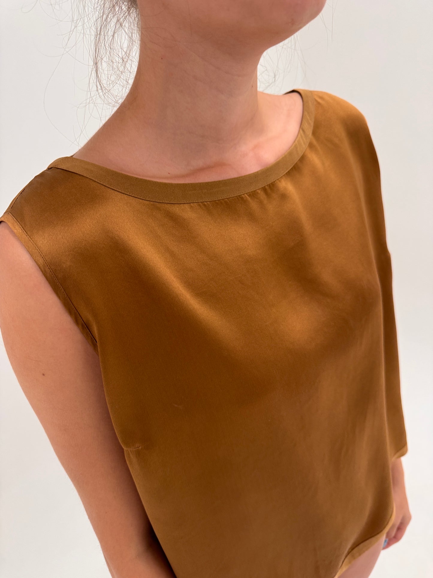 Top copper brown din mătase naturală în croi minimalist