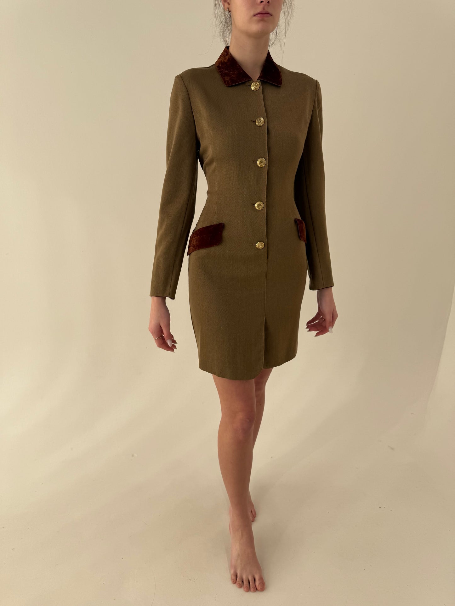 Rochie camel tip sacou în croi cambrat și nasturi aurii și si inserții de catifea