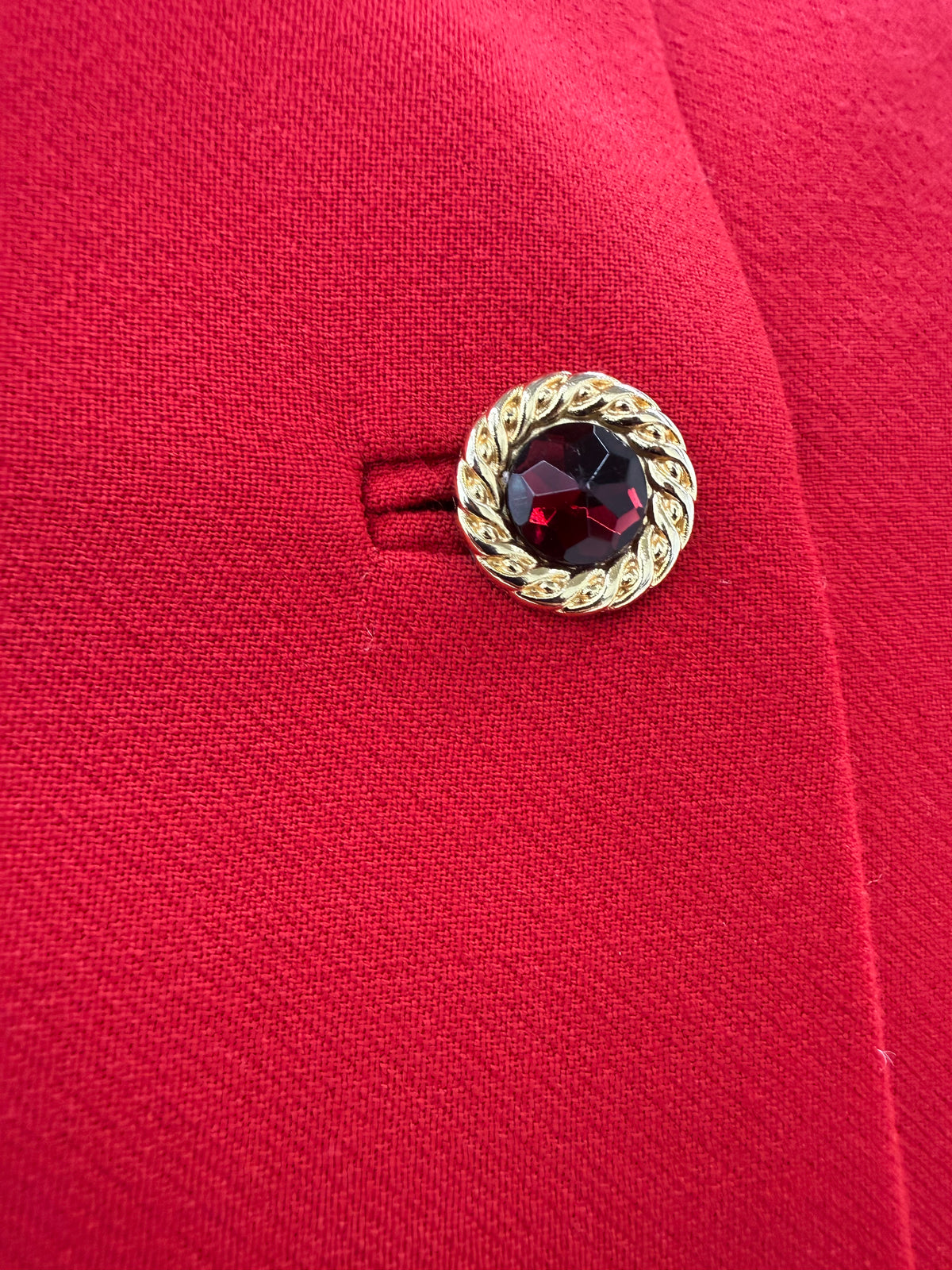 Sacou vintage în stil Chanel petite din lana extrafina cherry red cu nasturi bijuterie