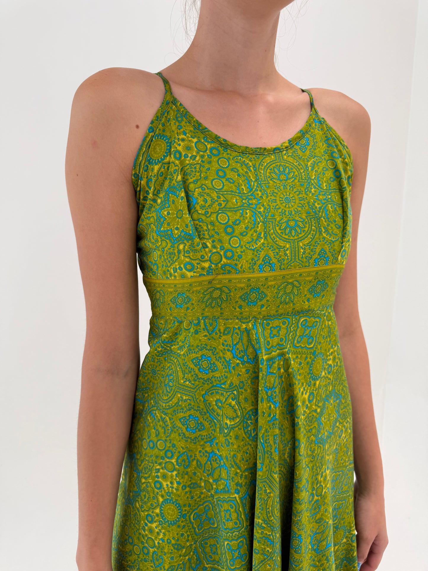 Rochie maxi 70% mătase naturală în nuanțe de verde cu print paisley și spate ușor reglabil