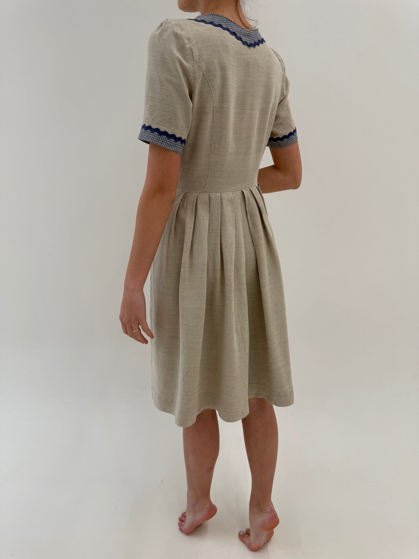 Rochie vintage din pânză grea de in cu corsaj și talie ultra marcată midi