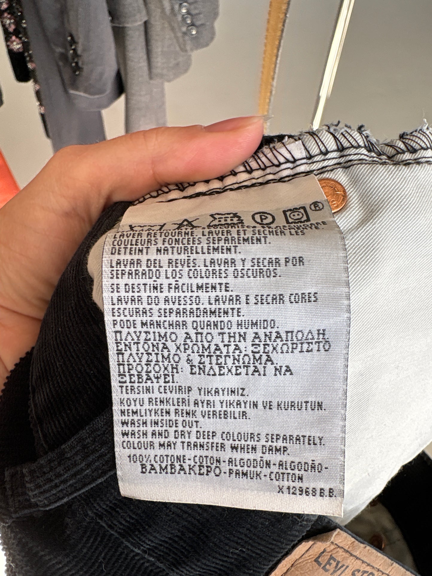 Pantaloni Levi’s negri model 551 din corduroy