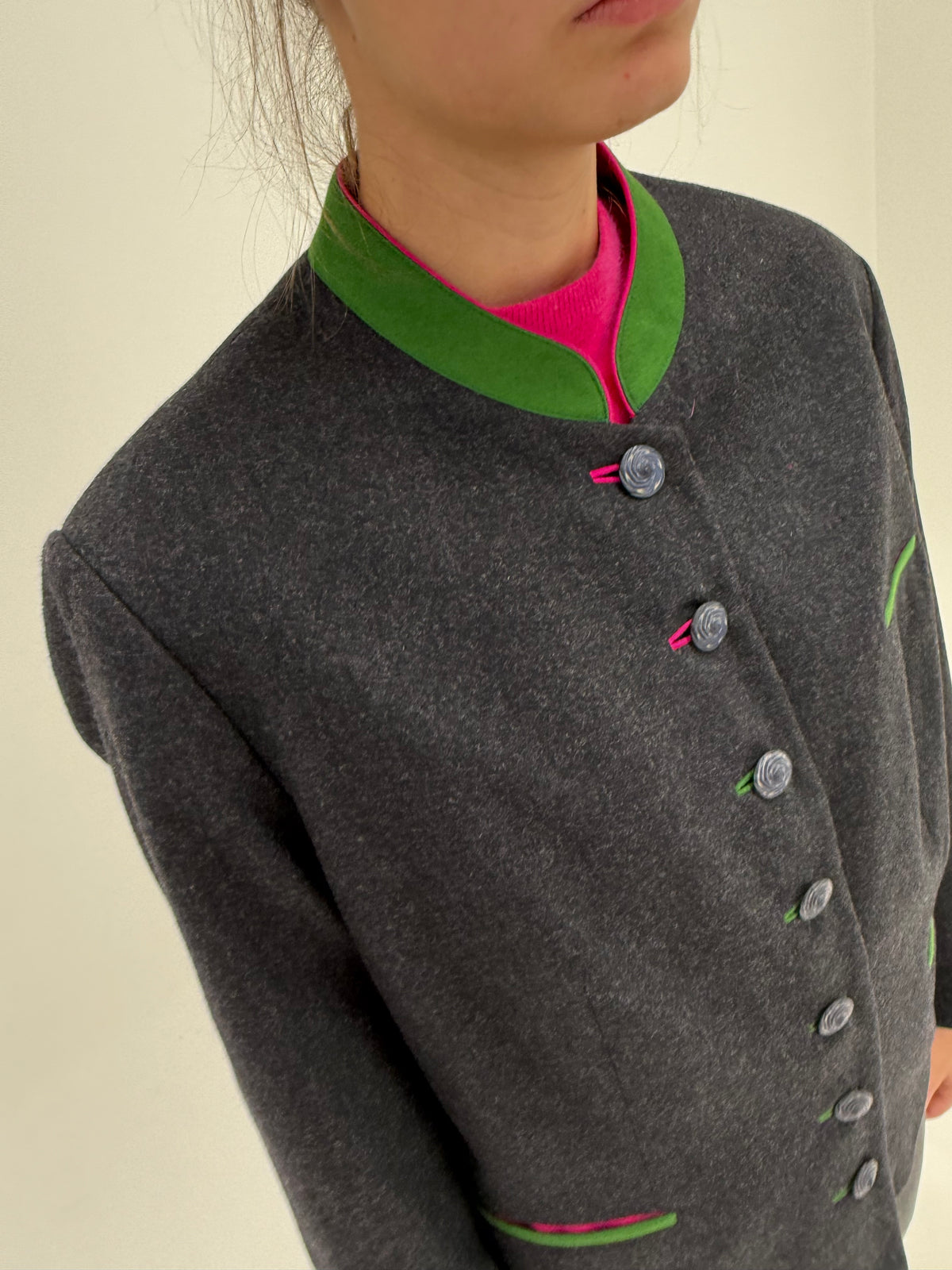 Jacheta din lana plină extrafina cu detalii verzi și fucsia ultra chic
