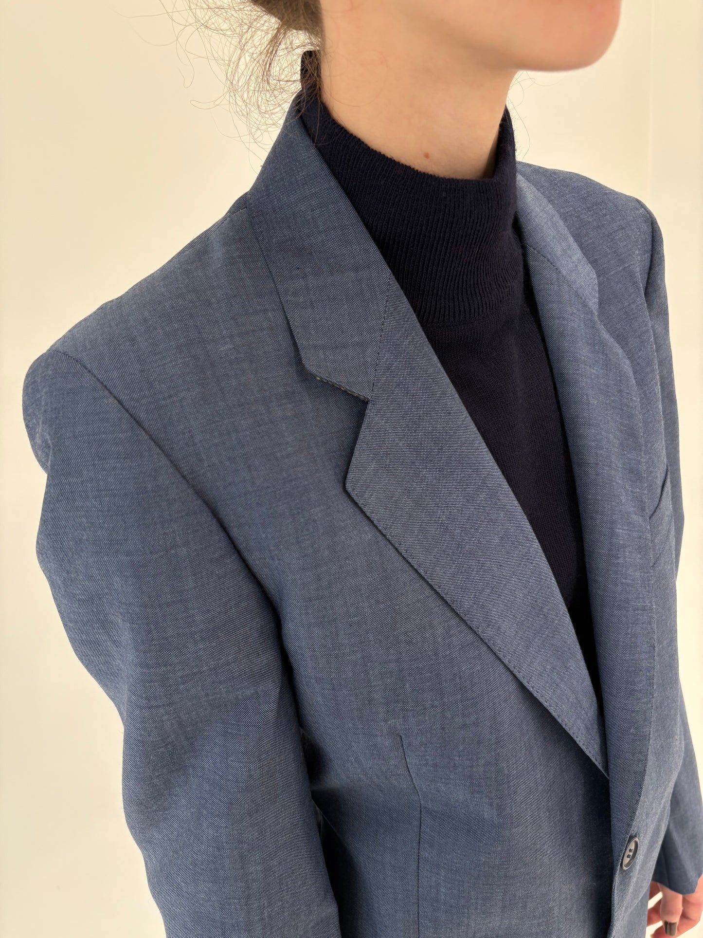 Costum italian Jeans blue din lana extrafina pura certificată în croi actual