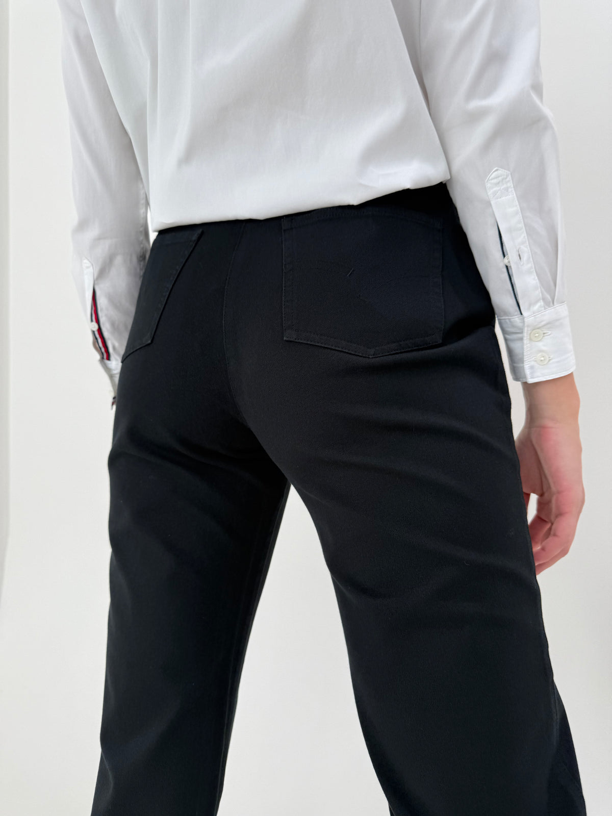 Pantaloni petite negri cu talie ultra înaltă și solduri mai generoase