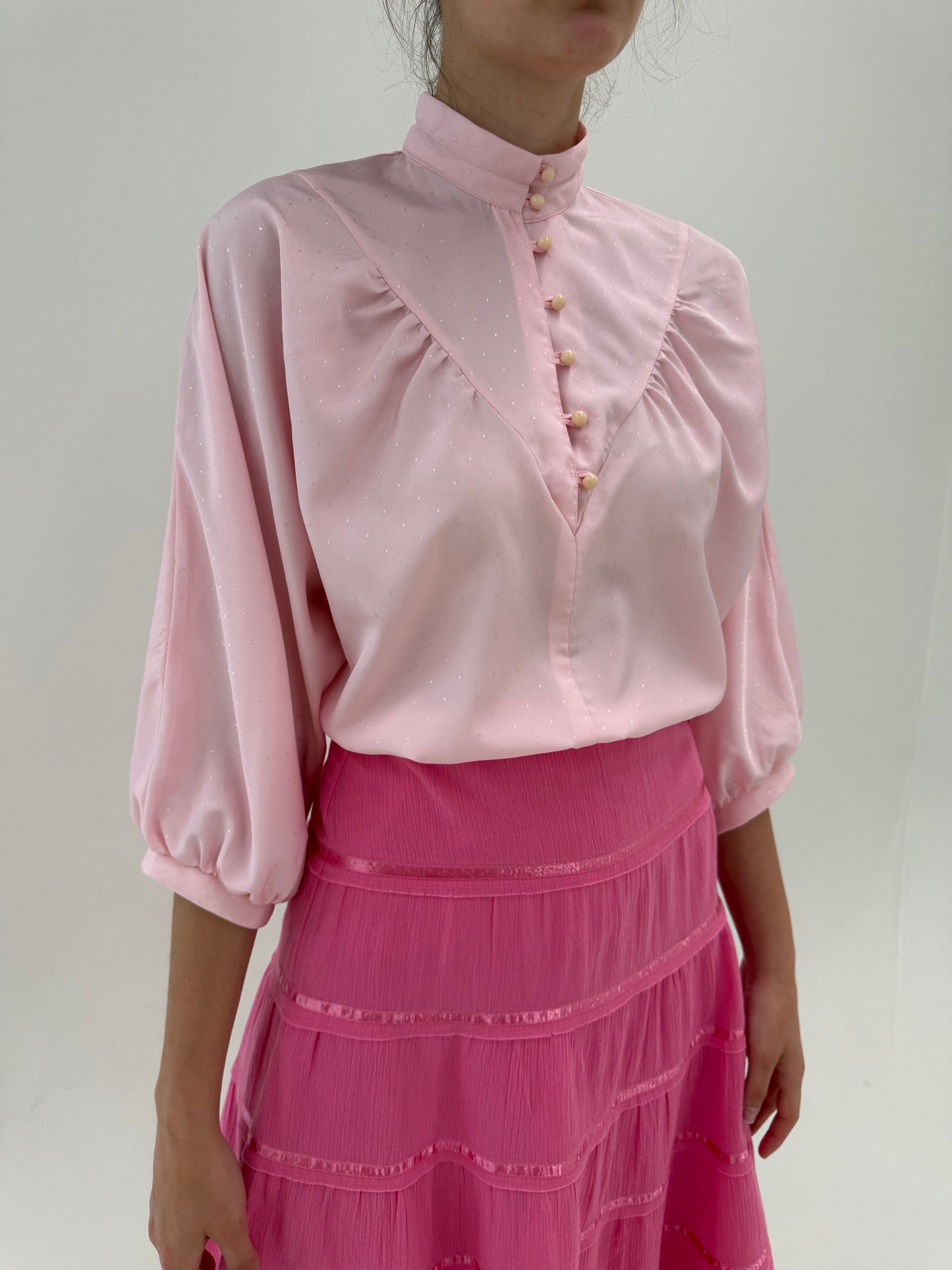 Cămașa vintage powder Pink in croi deosebit cu mâneci ușor bufante