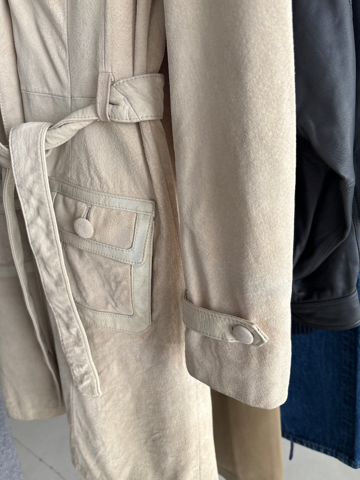 Trench off white din piele naturală întoarsă cu paspoal din piele naturală și cordon