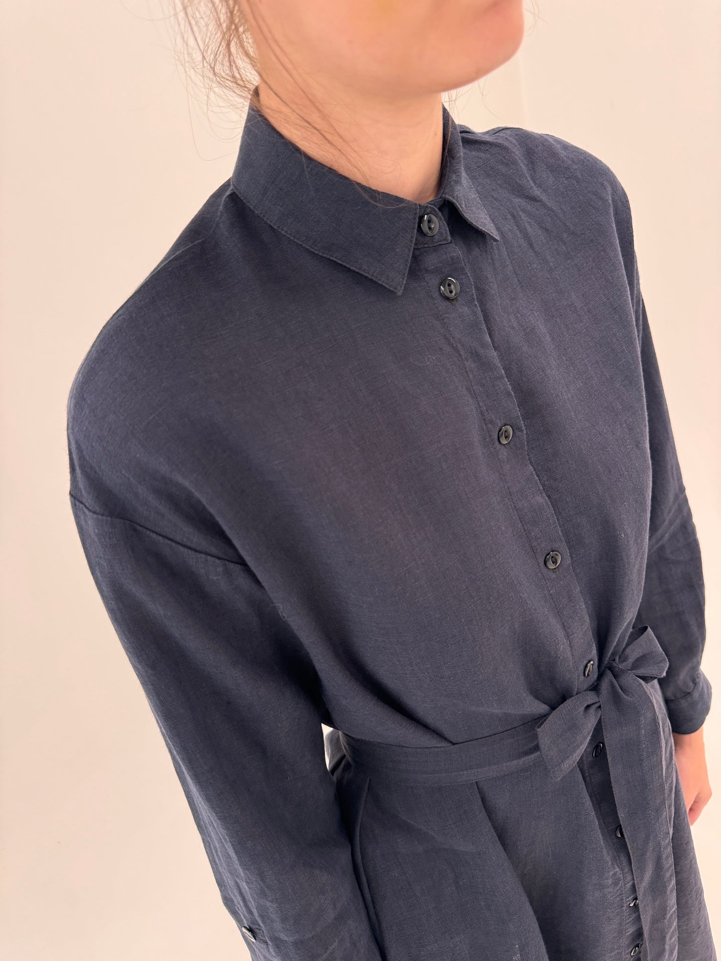 Rochie Navy cu cordon și mânecă reglabilă din panza de in și buzunare