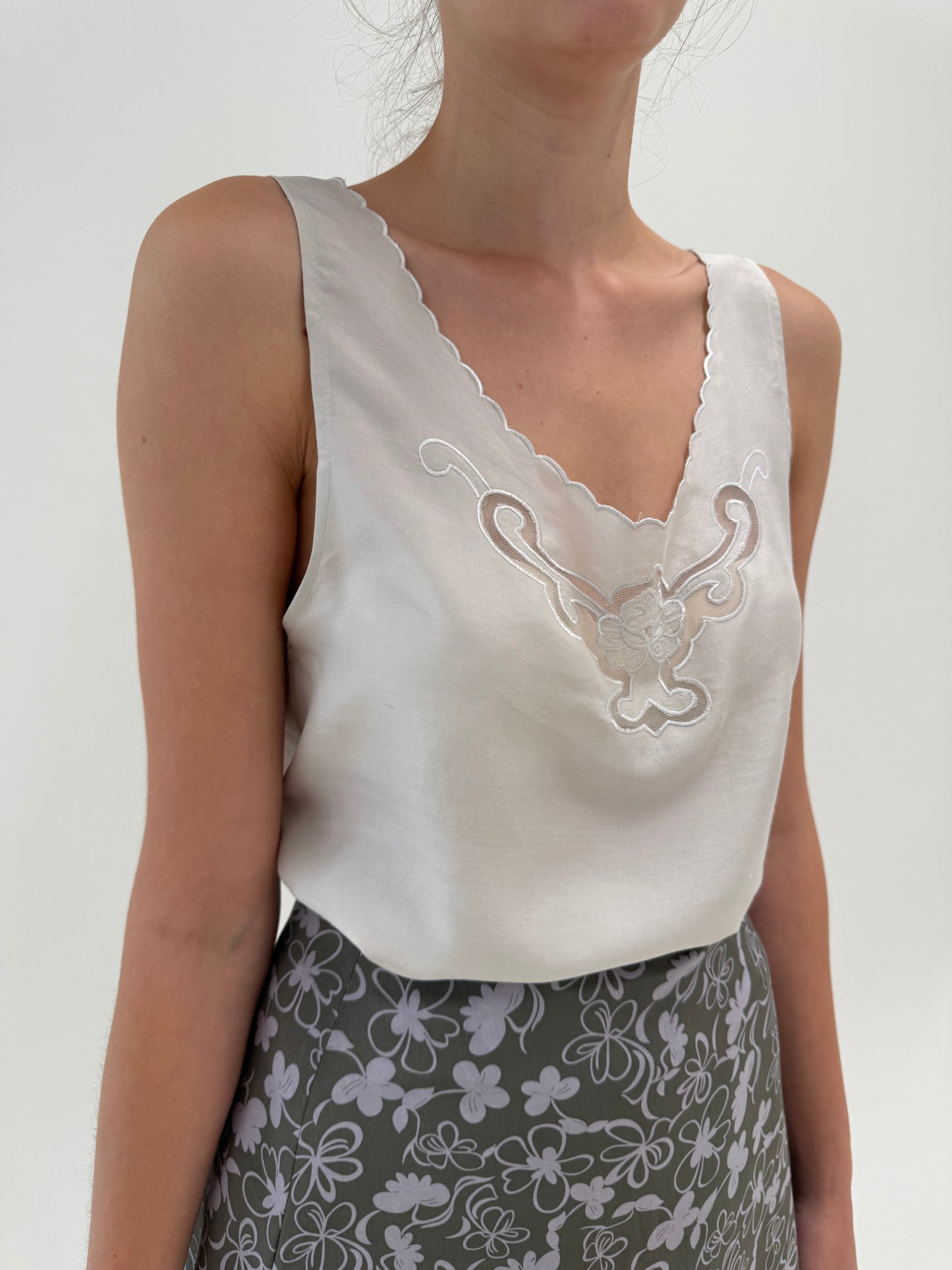 Top silver gray cu broderie din mătase matuala