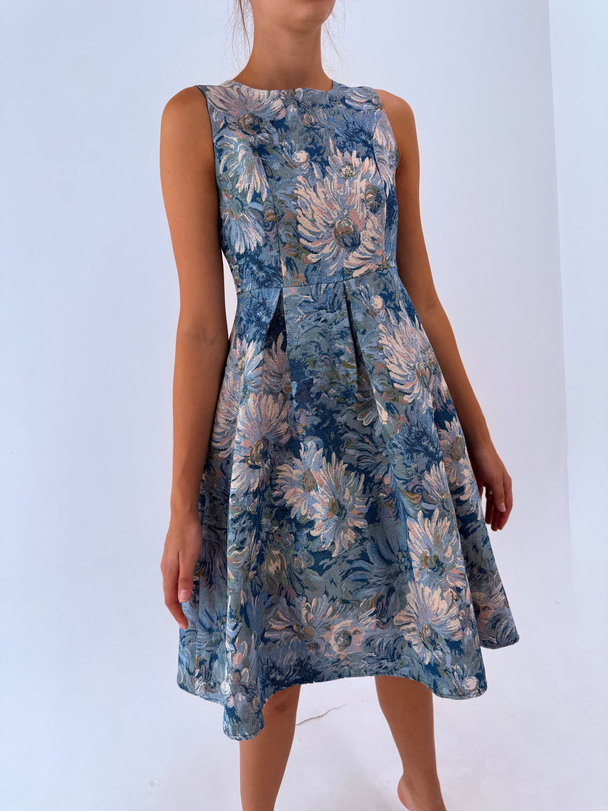Rochie din brocart superb în croi de ani 50 cu talie ultra înaltă marcată