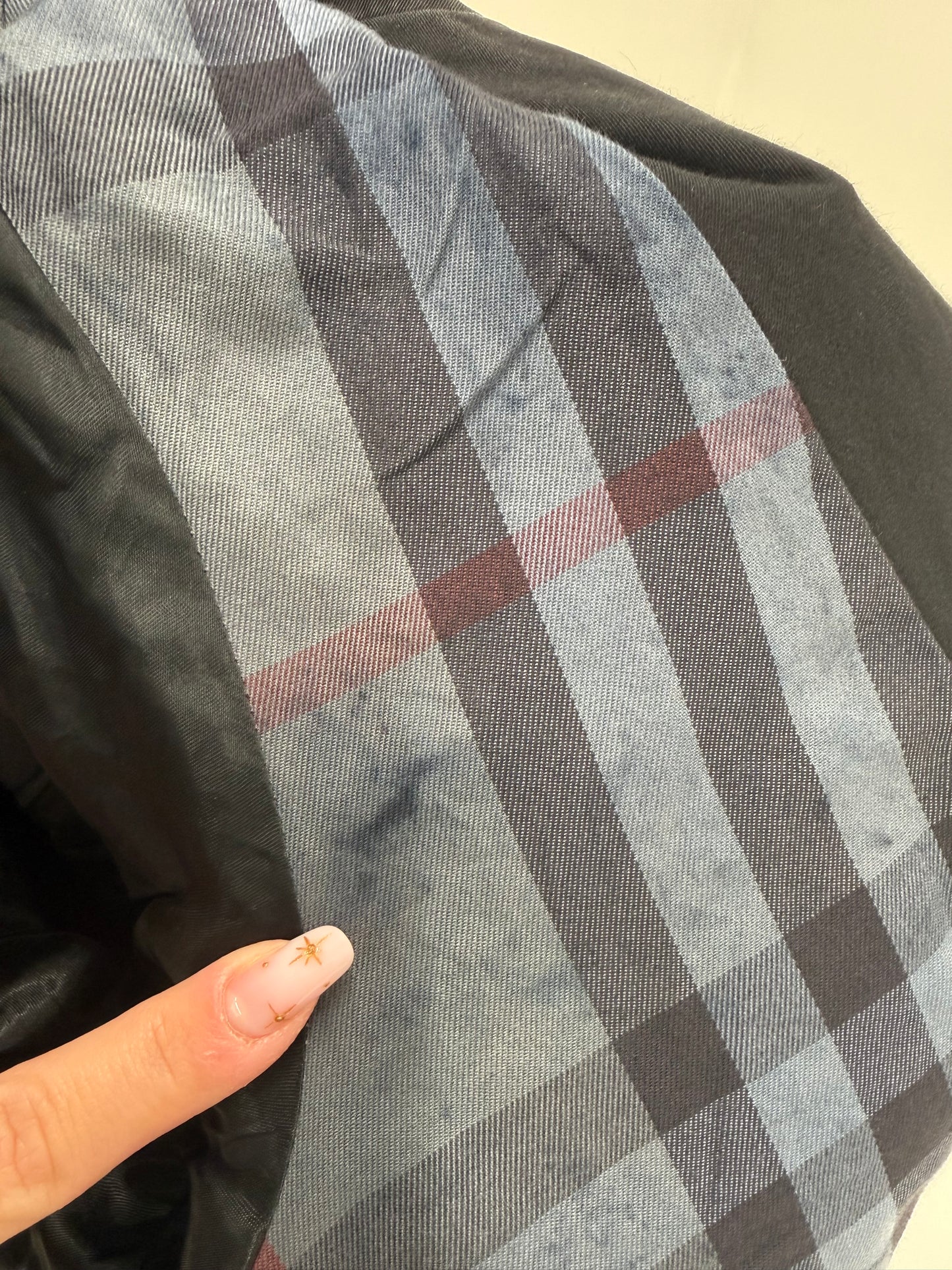 Trench Burberry negru din bumbac cu închidere dublă și interior de bumbac