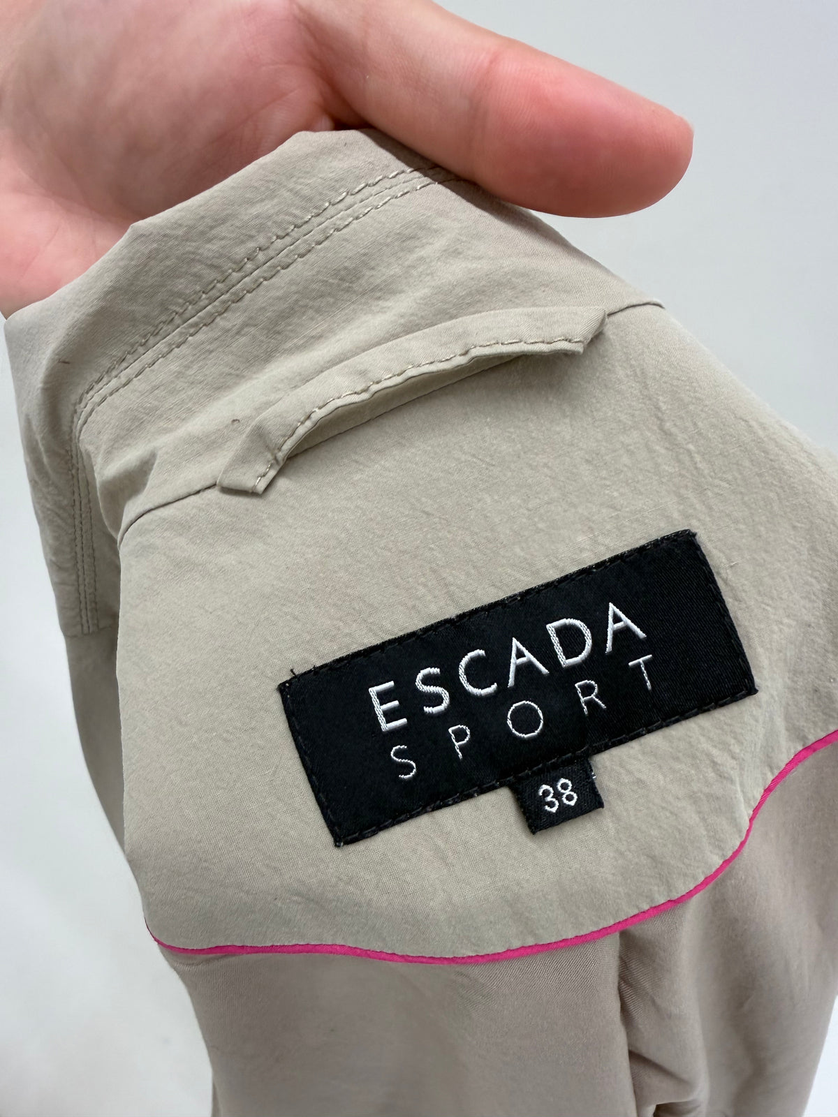 Trench Escada warm gray in croi clasic cu centura din piele naturală și nasturi maro
