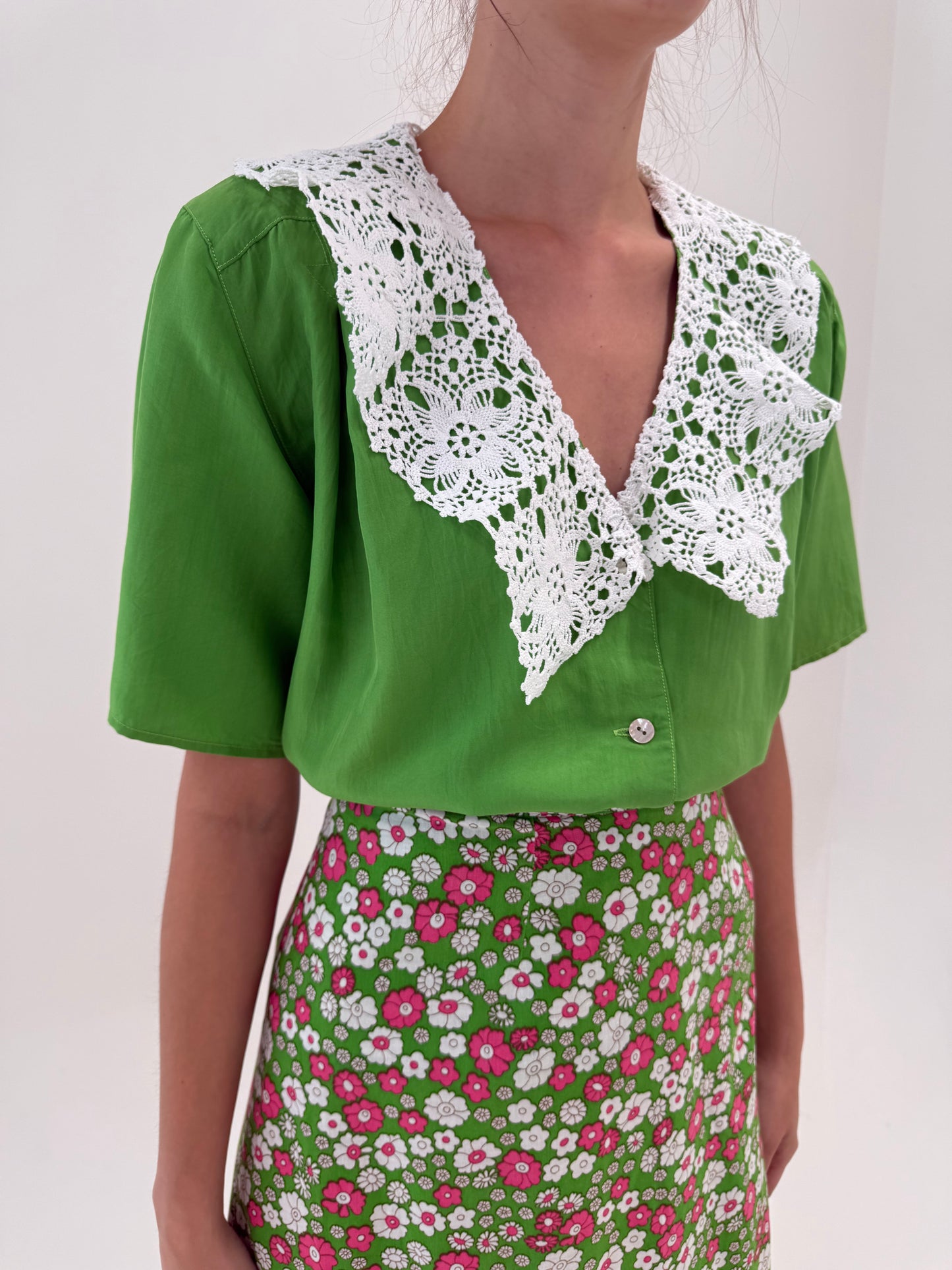 Camasa din mătase naturală kelly green cu guler din macrame lucrat manual