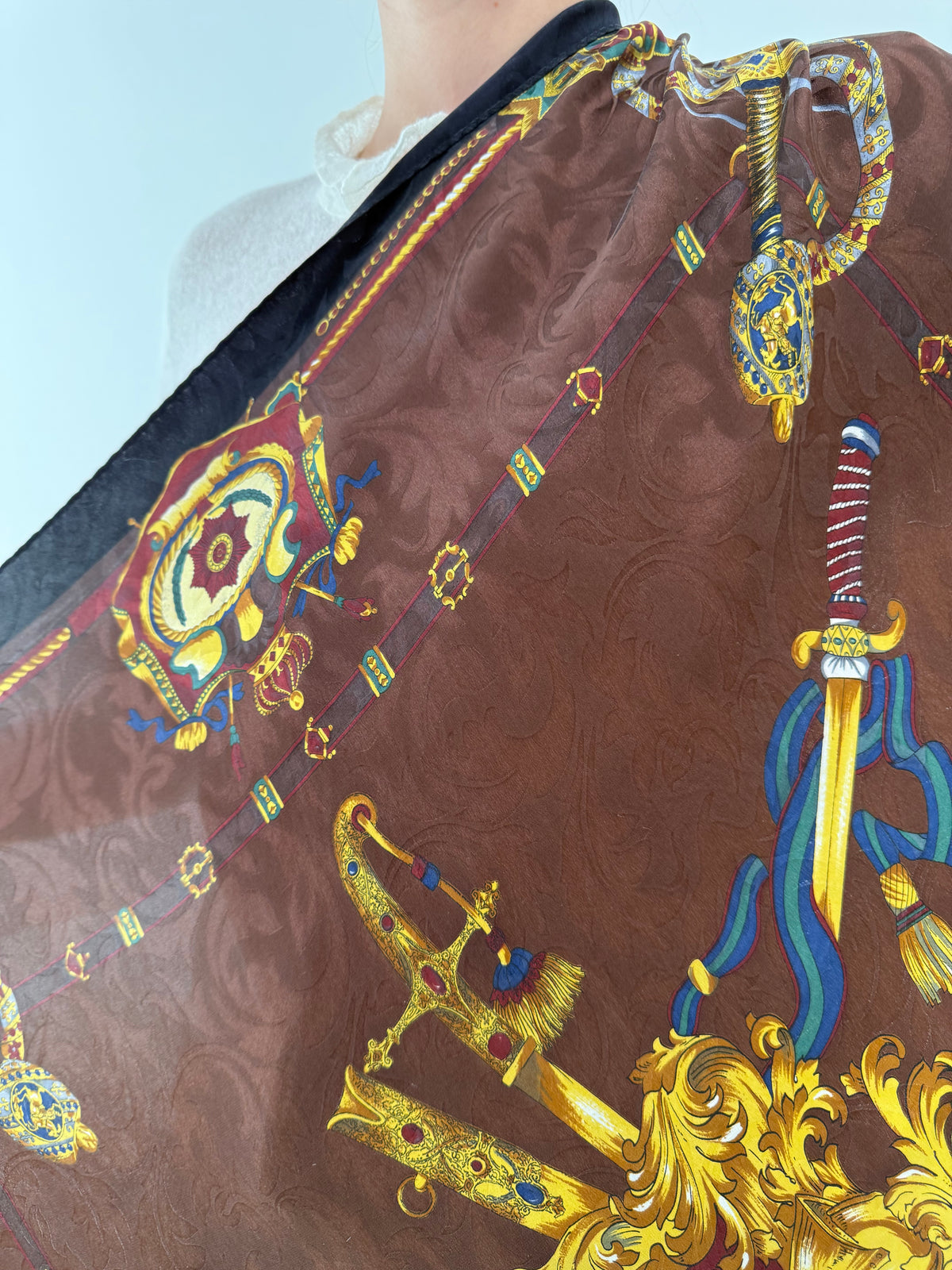 Esarfa Hermès Paris Vintage Jacquard Silk Carré – Heraldic Swords