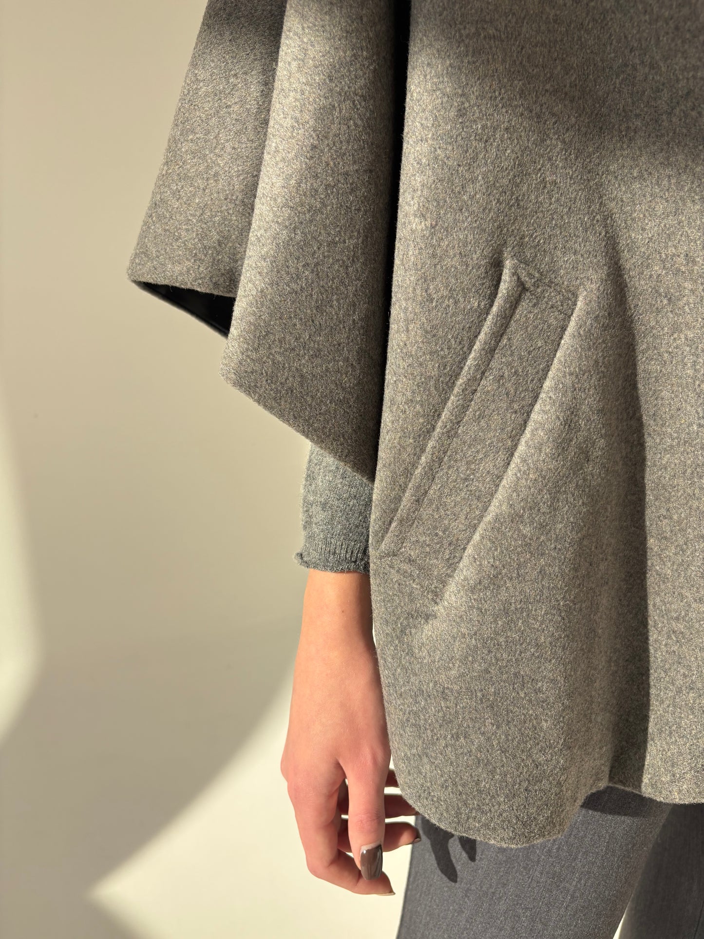 Capa cu glugă si închidere din stofă de lana extrafina