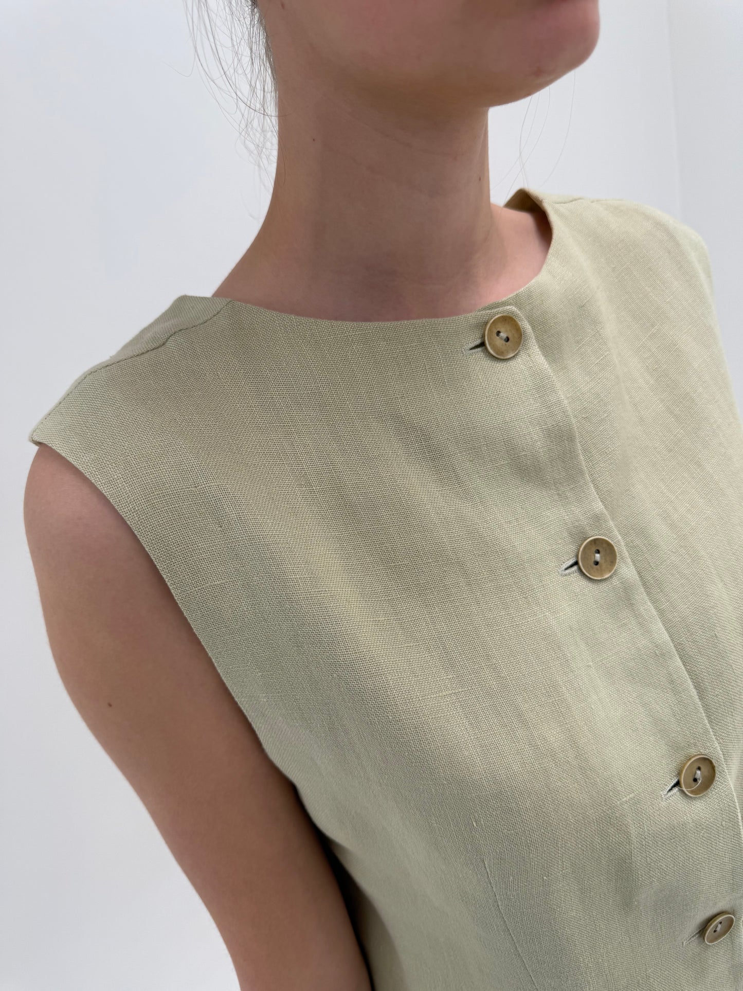 Top în croi minimalist din pânză de in