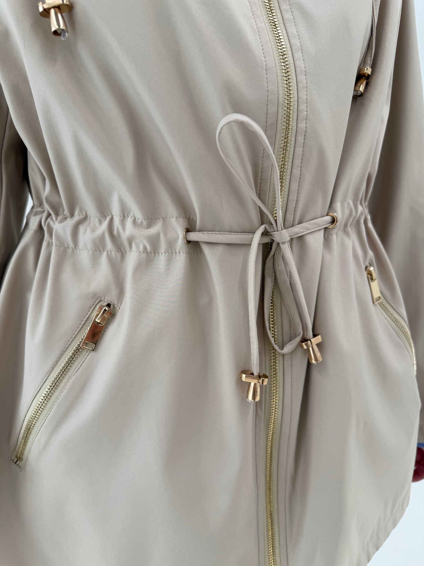Trench camel cu talie reglabilă și glugă detașabilă impermeabil